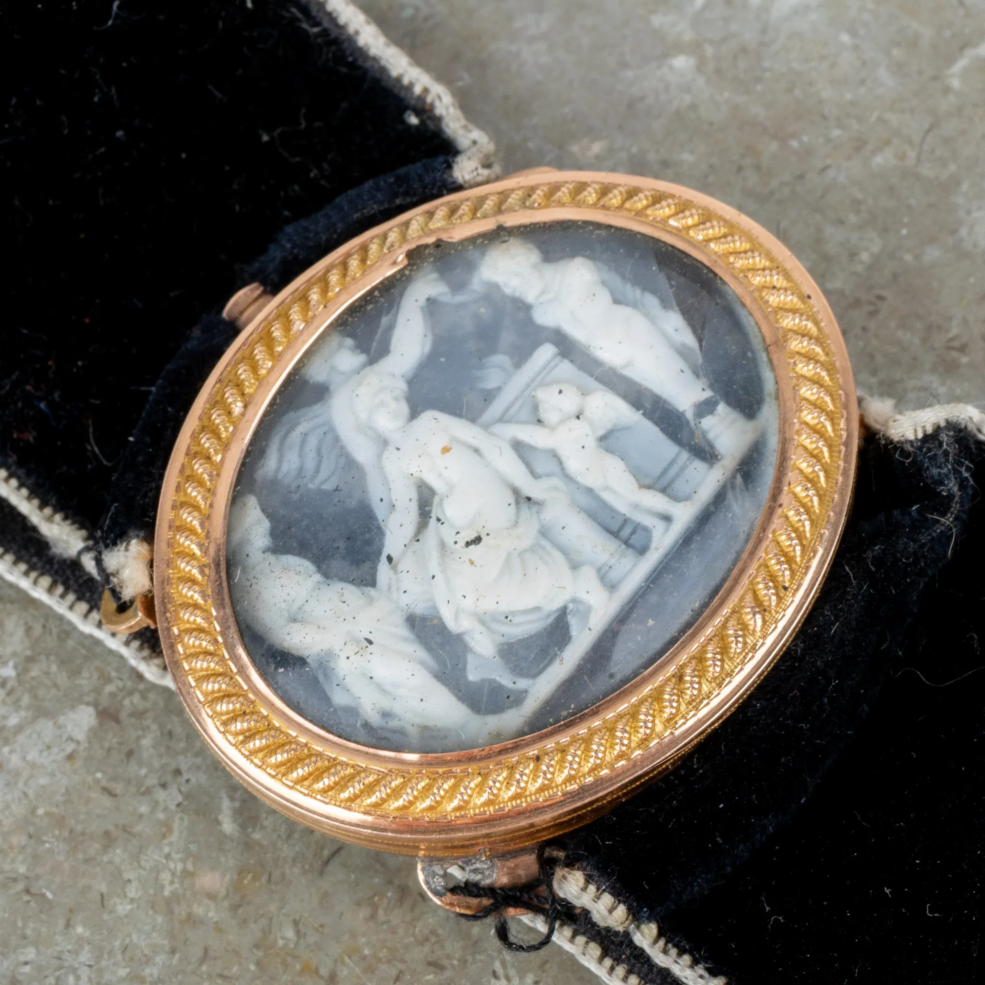 PULSERA, con cierre en oro de baja calidad, camafeo de conchas marinas, siglo XIX