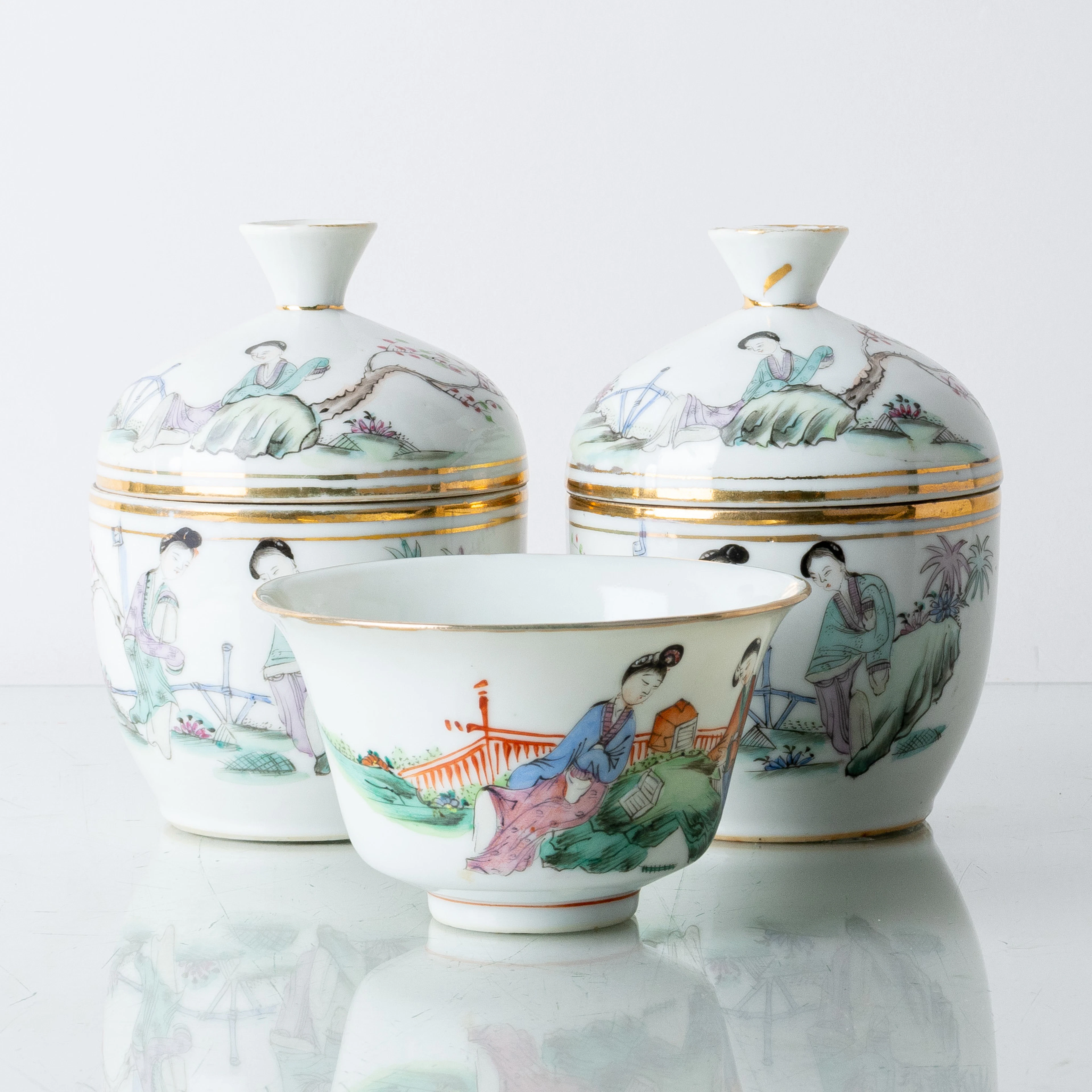 CUENCOS Y CUENCOS CON TAPA, 3 piezas, porcelana, China, probablemente principios del siglo XX