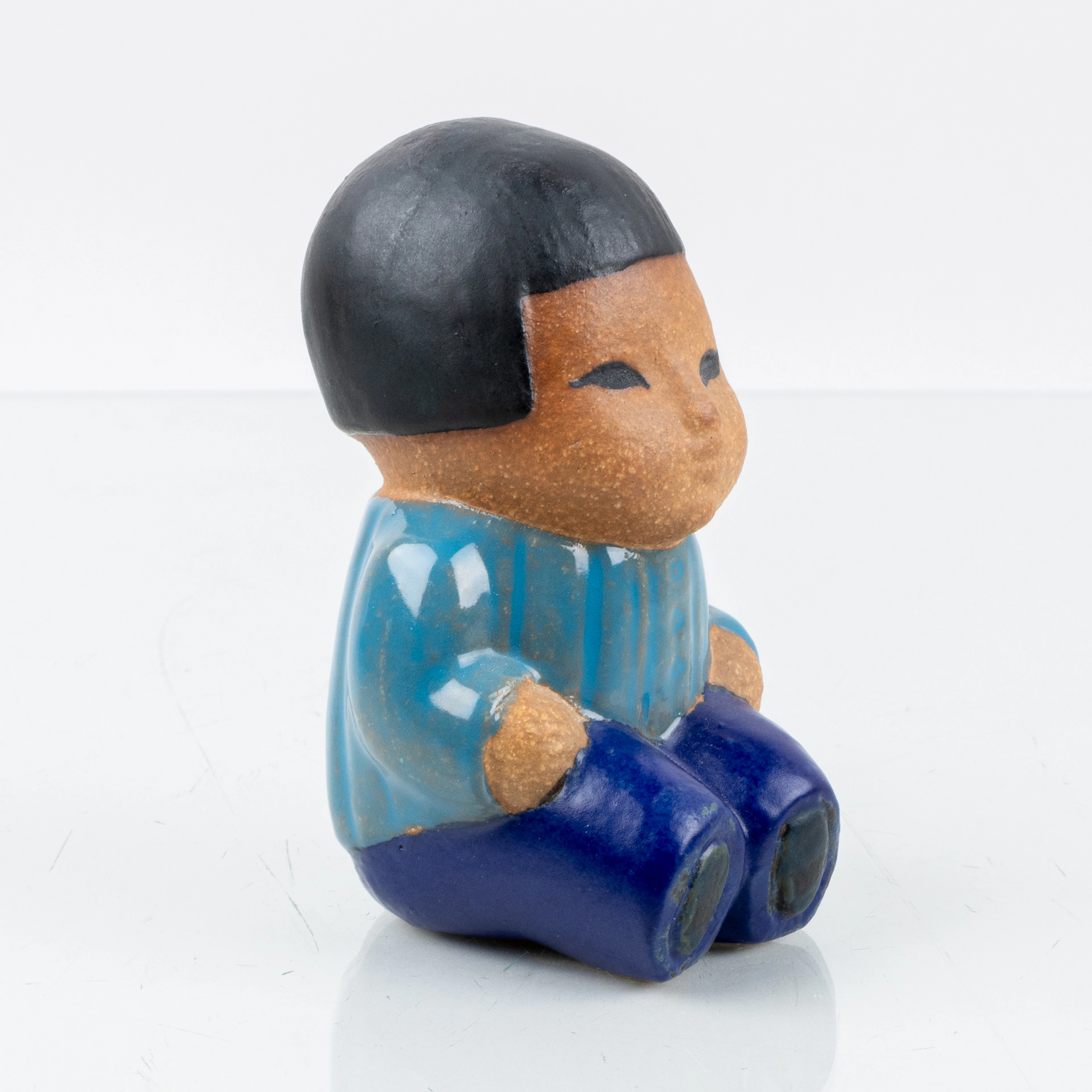LISA LARSON, una figura de cerámica, "Mei", de la serie "Todos los niños del mundo", Gustavsberg