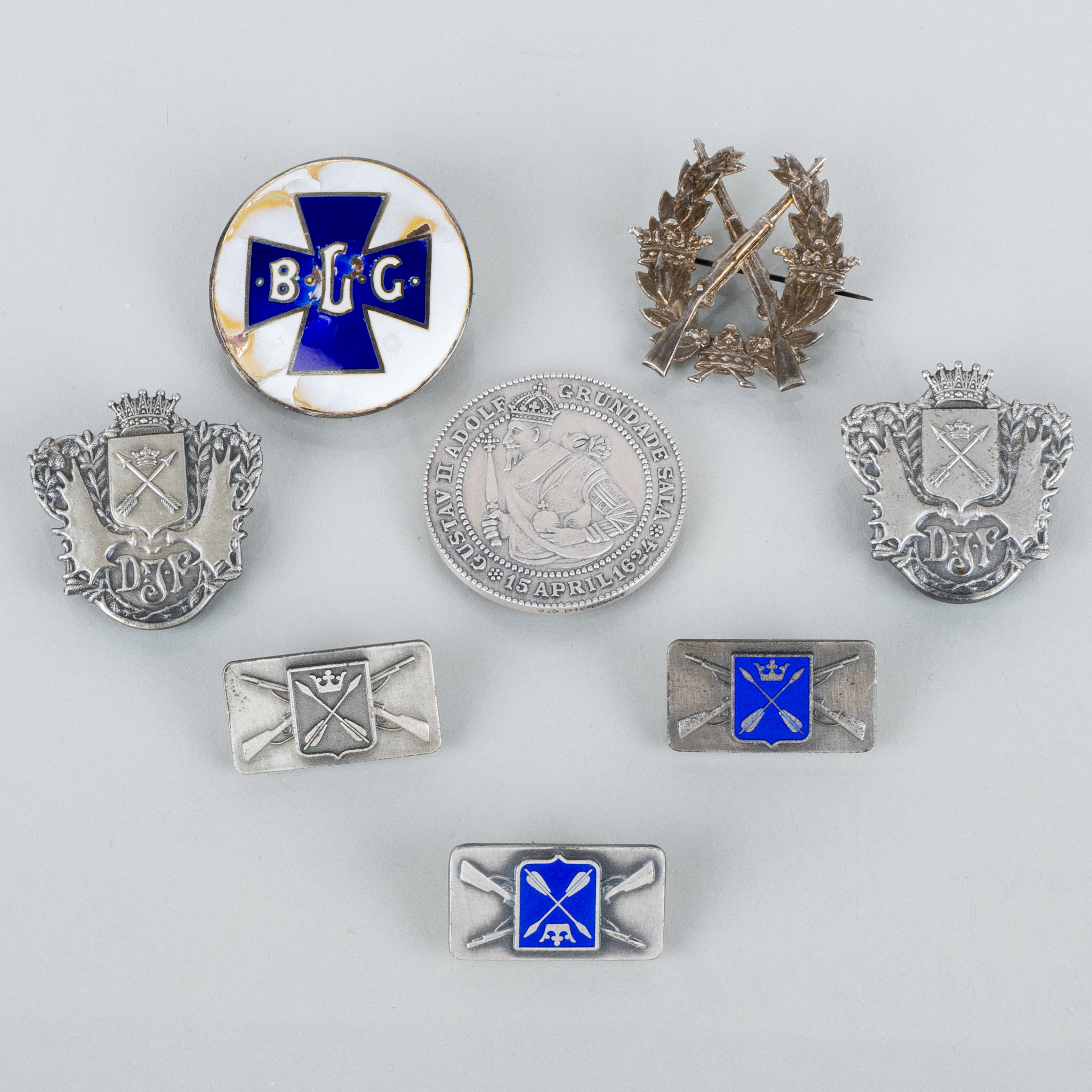 SAMMLERMÜNZEN UND -BROSCHEN, 6 Stücke, Silber und Emaille, 1900er Jahre