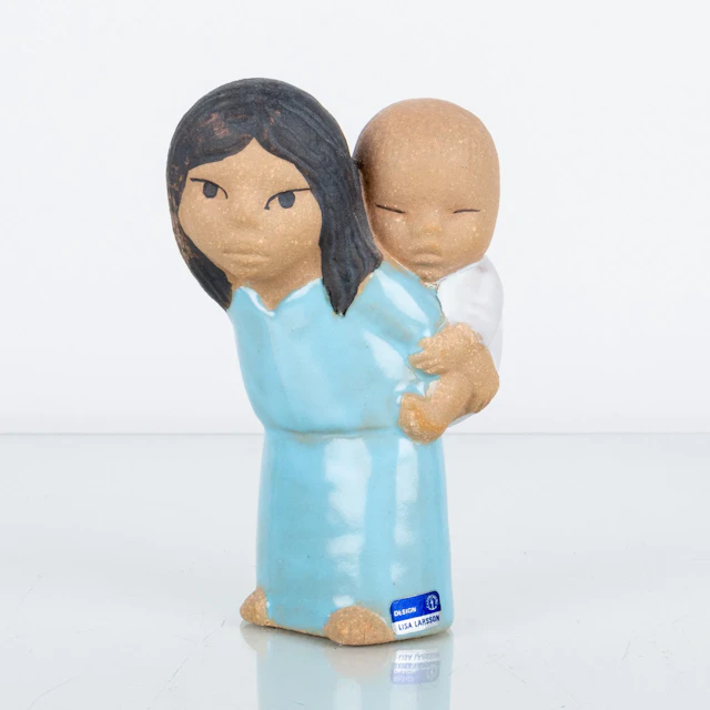 LISA LARSON, una figura de cerámica, "Este", de la serie "Todos los niños del mundo", Gustavsberg