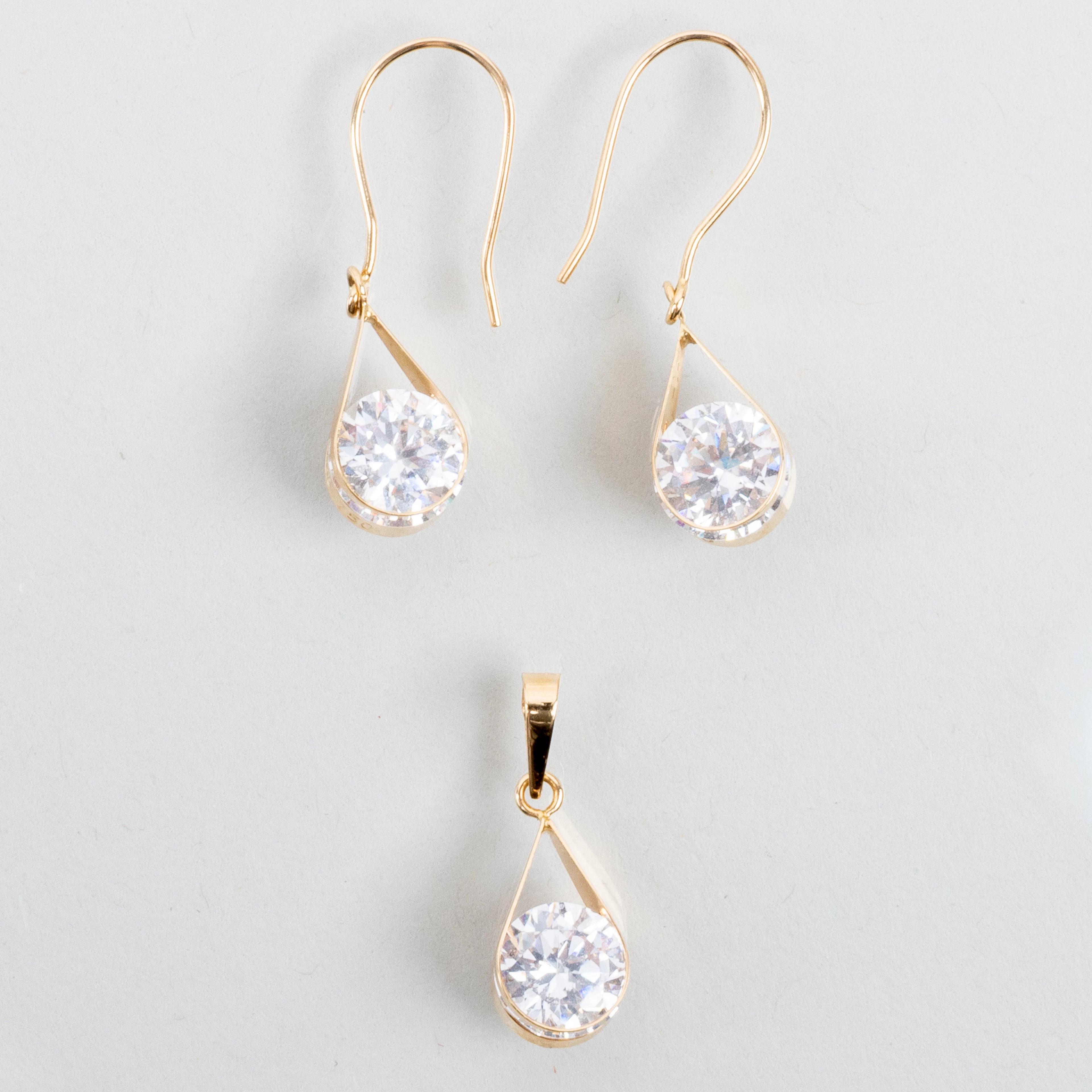 OHRRINGE UND ANHÄNGER, 18-karat-Gold, mit weißen Steinen, 1900er/2000er Jahre
