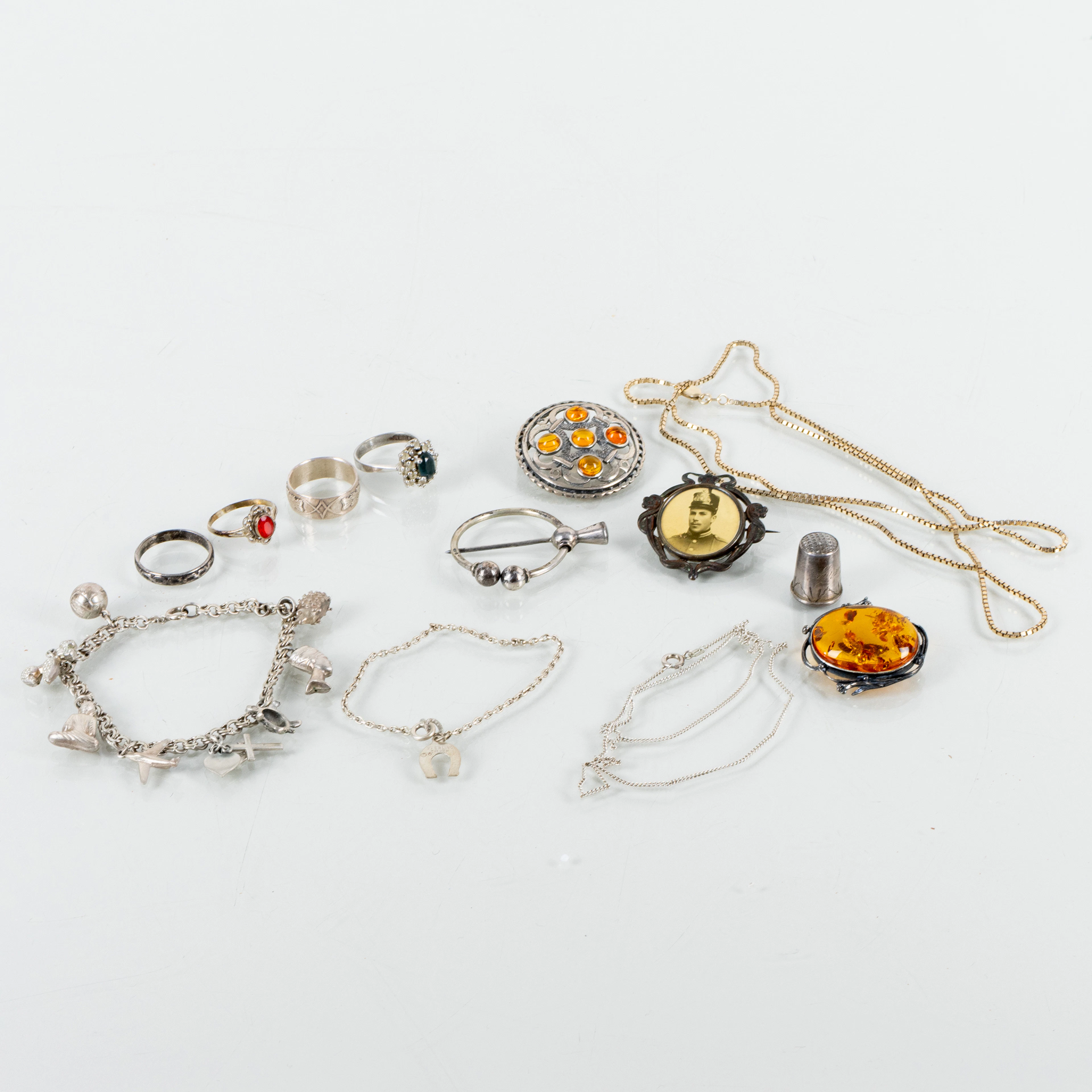 COLECCIÓN DE JOYERÍA DE PLATA, incluyendo ámbar, principalmente de la segunda mitad del siglo XX