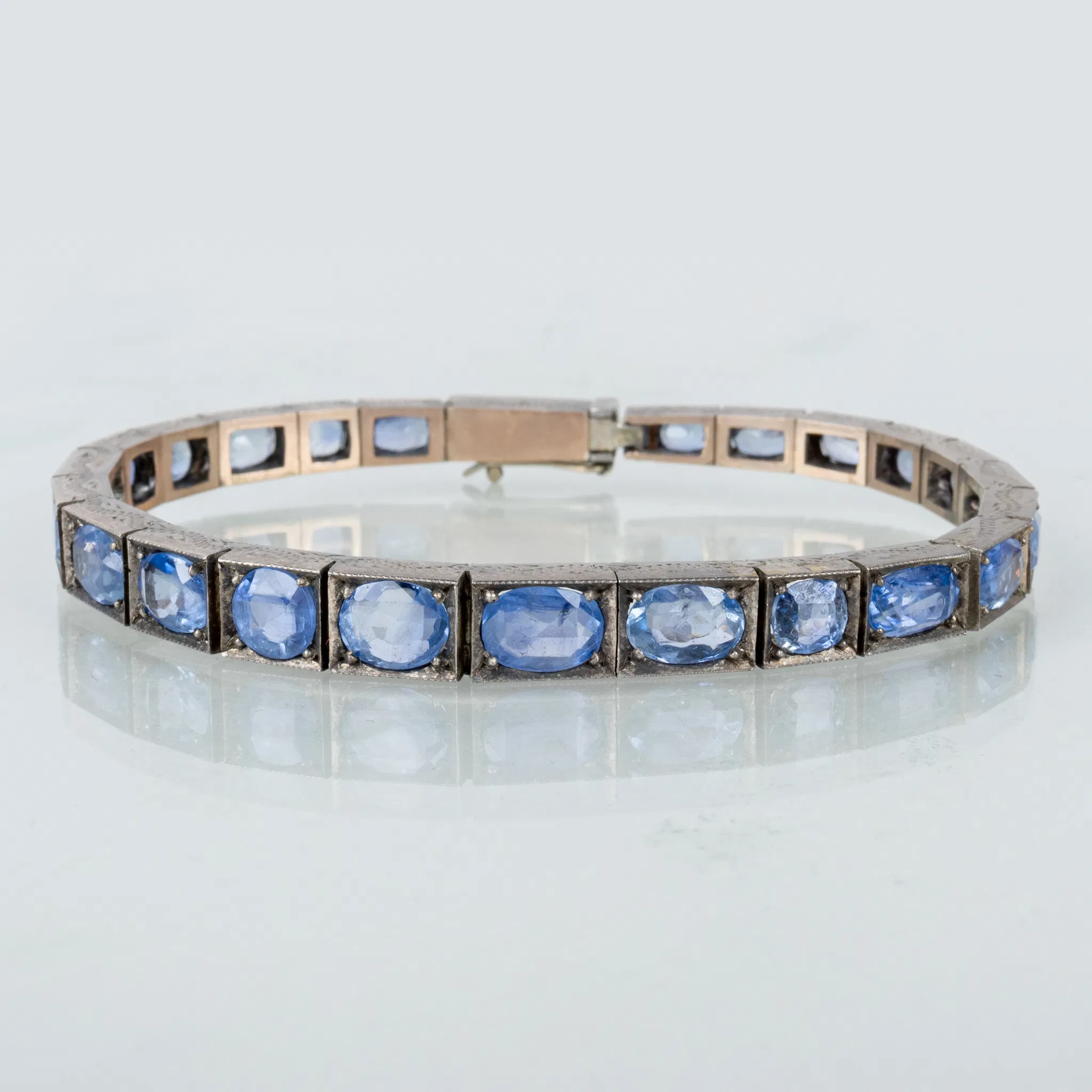 BRACELET, silver, with blue sapphires, first half of the 20th century