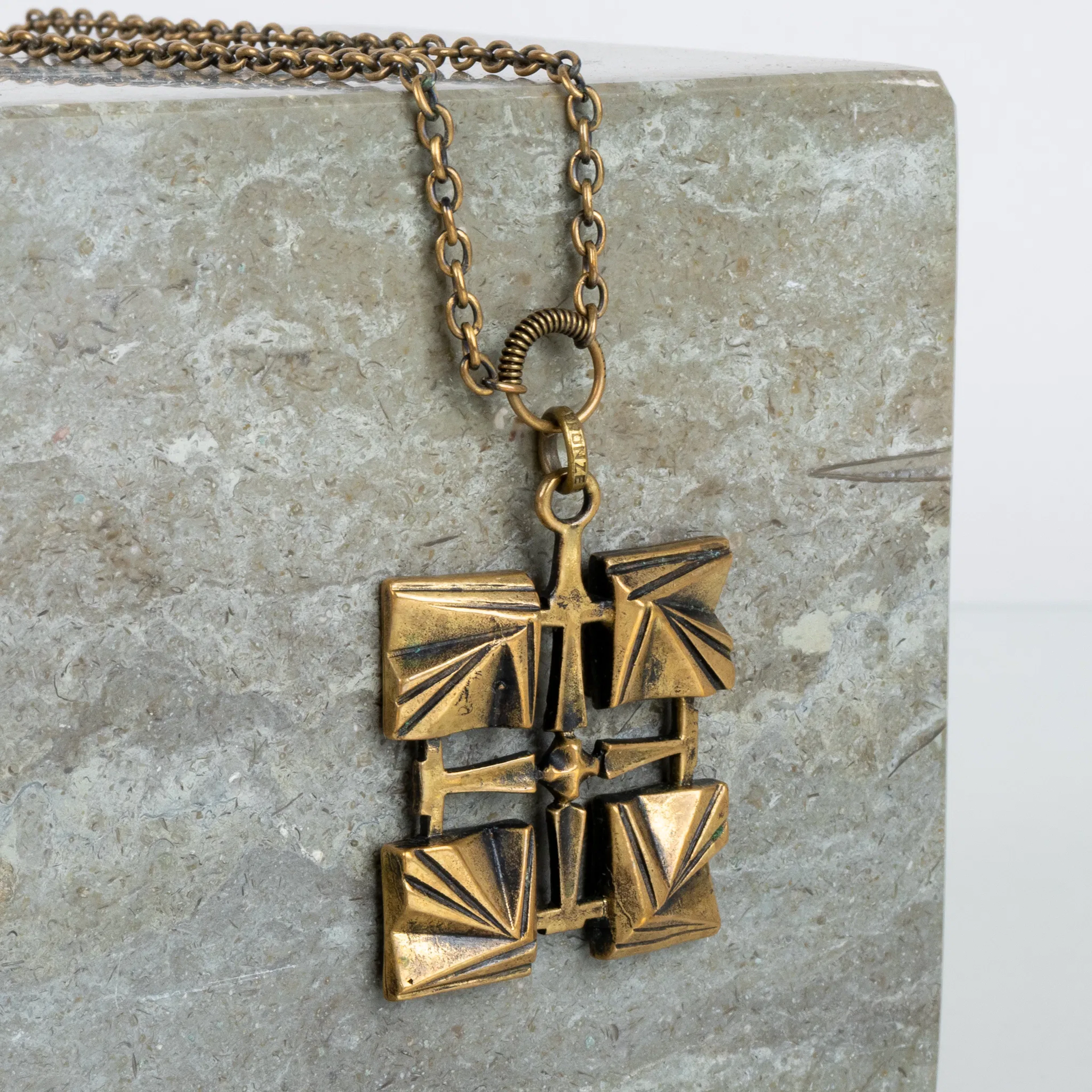 Un collar de bronce de PENTTI SARPANEVA, Finlandia, décadas de 1960/70