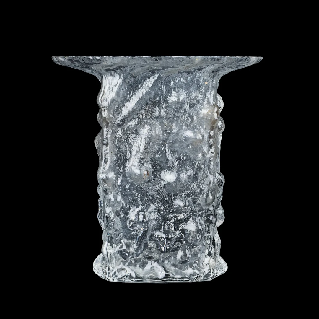 Un vase en verre monogrammé de TIMO SARPANEVA, Iittala