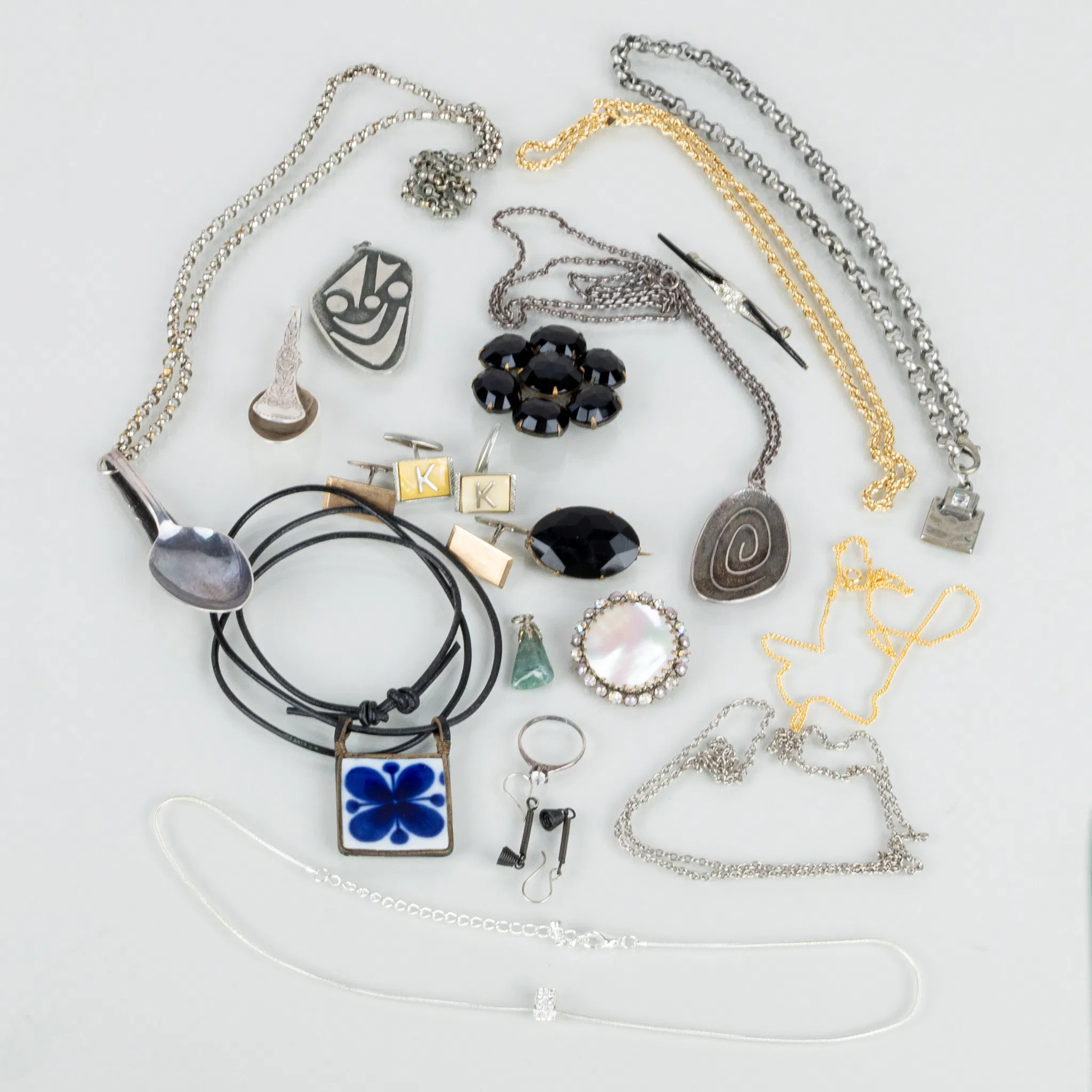 COLECCIÓN DE BISUTERÍA, PRINCIPALMENTE DEL SIGLO XX