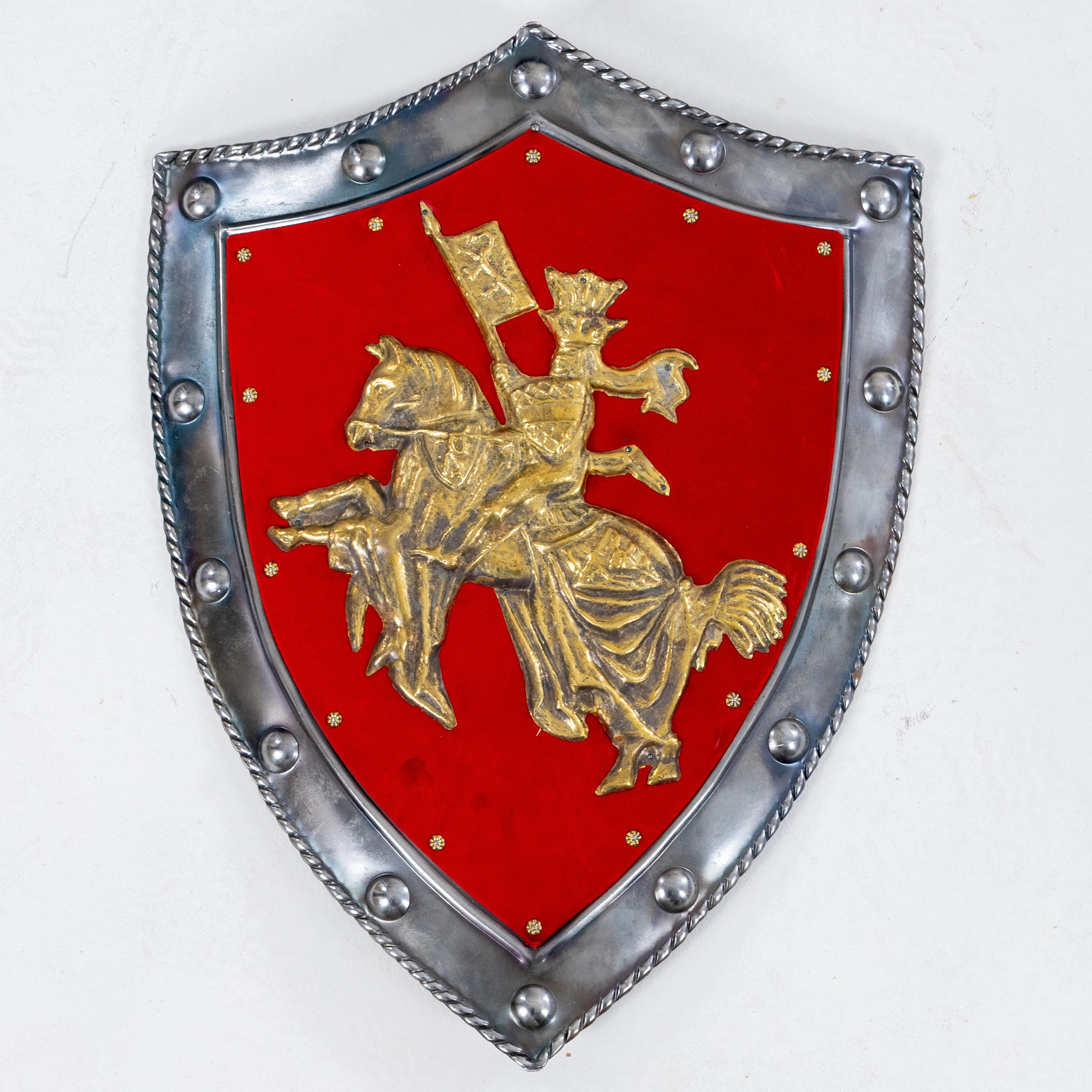 SHIELD, metal y terciopelo, contemporáneo