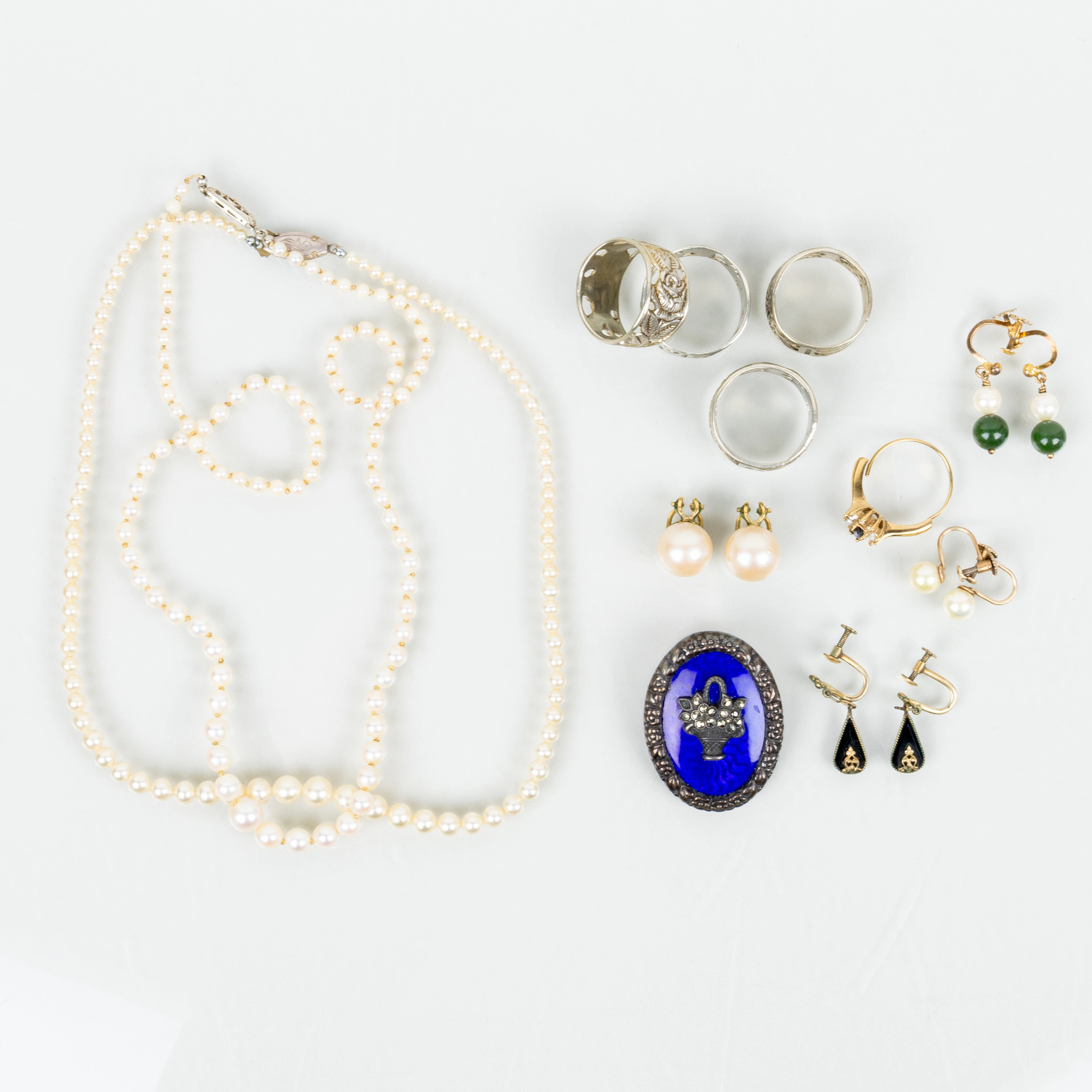 SAMMLUNG VON KOSTÜMSCHMUCK, 12 Teile, blaues Silber, 1900er Jahre