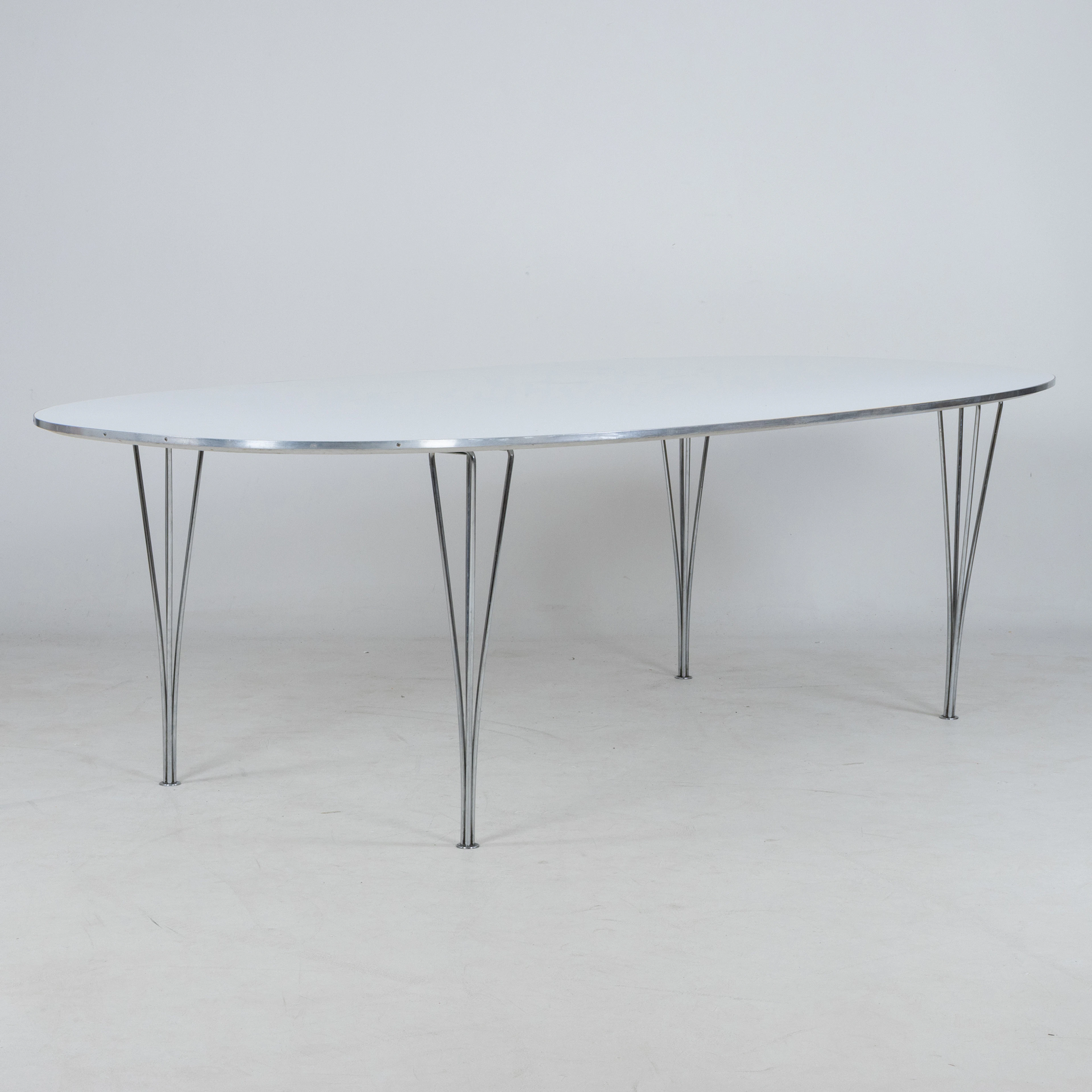 BRUNO MATHSSON Y PIET HEIN, UNA MESA DE COMEDOR "Superellips", Fritz Hansen, Dinamarca