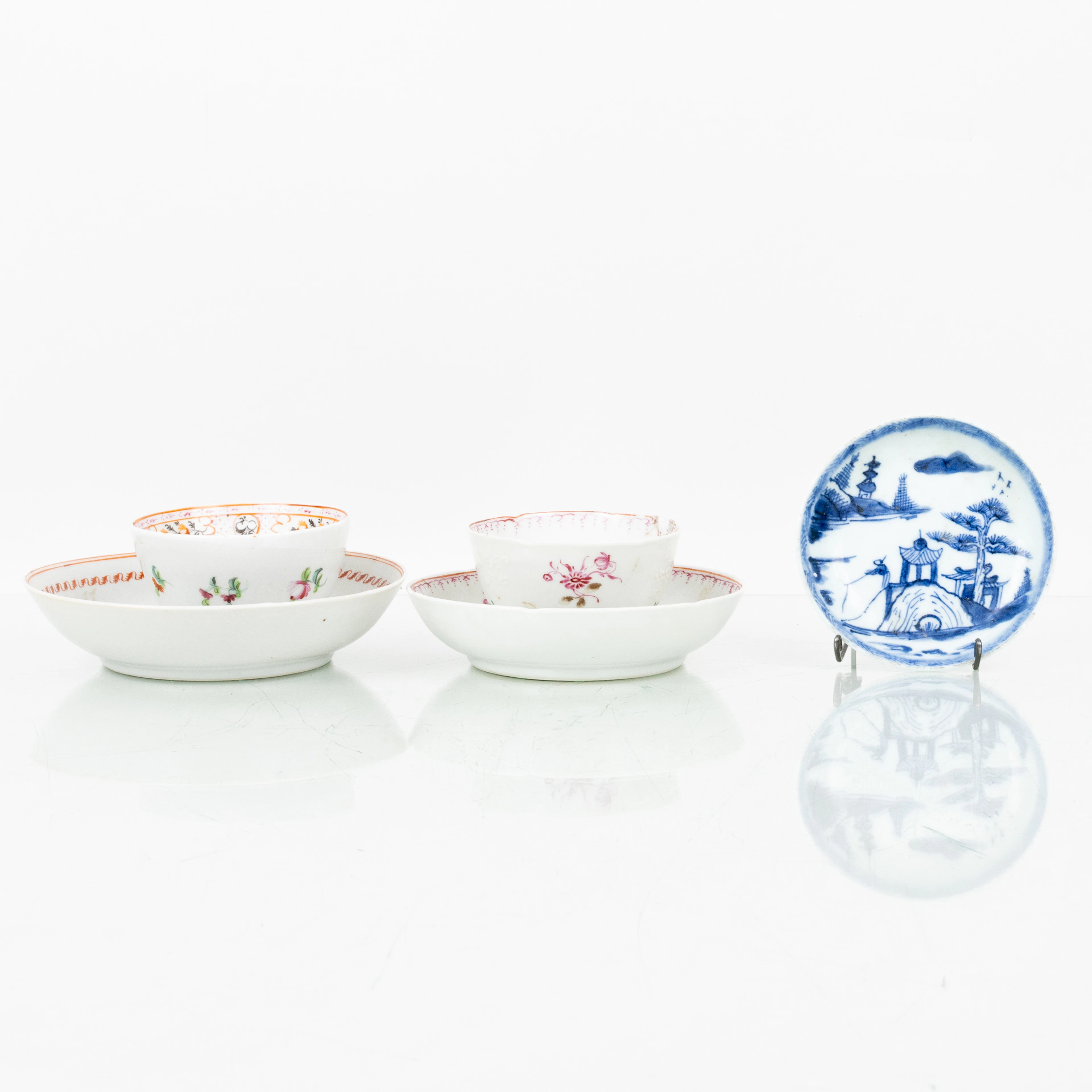 CUENCOS Y PLATOS, 5 piezas, porcelana, China, principalmente Qianlong (1736-1795)