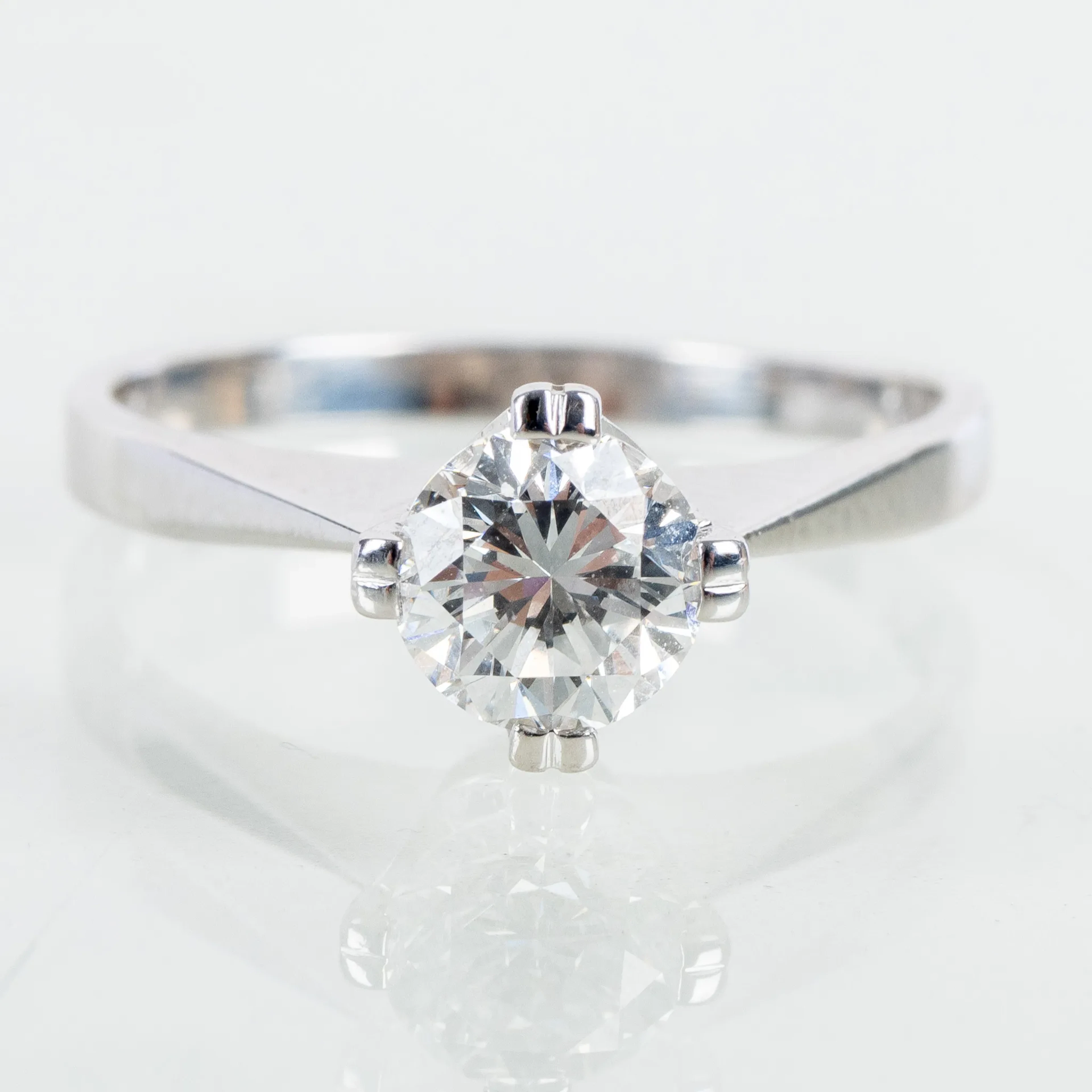 ENSTENSRING, 18k vitguld, med briljantslipad diamant ca 0.75 ct, Spectra