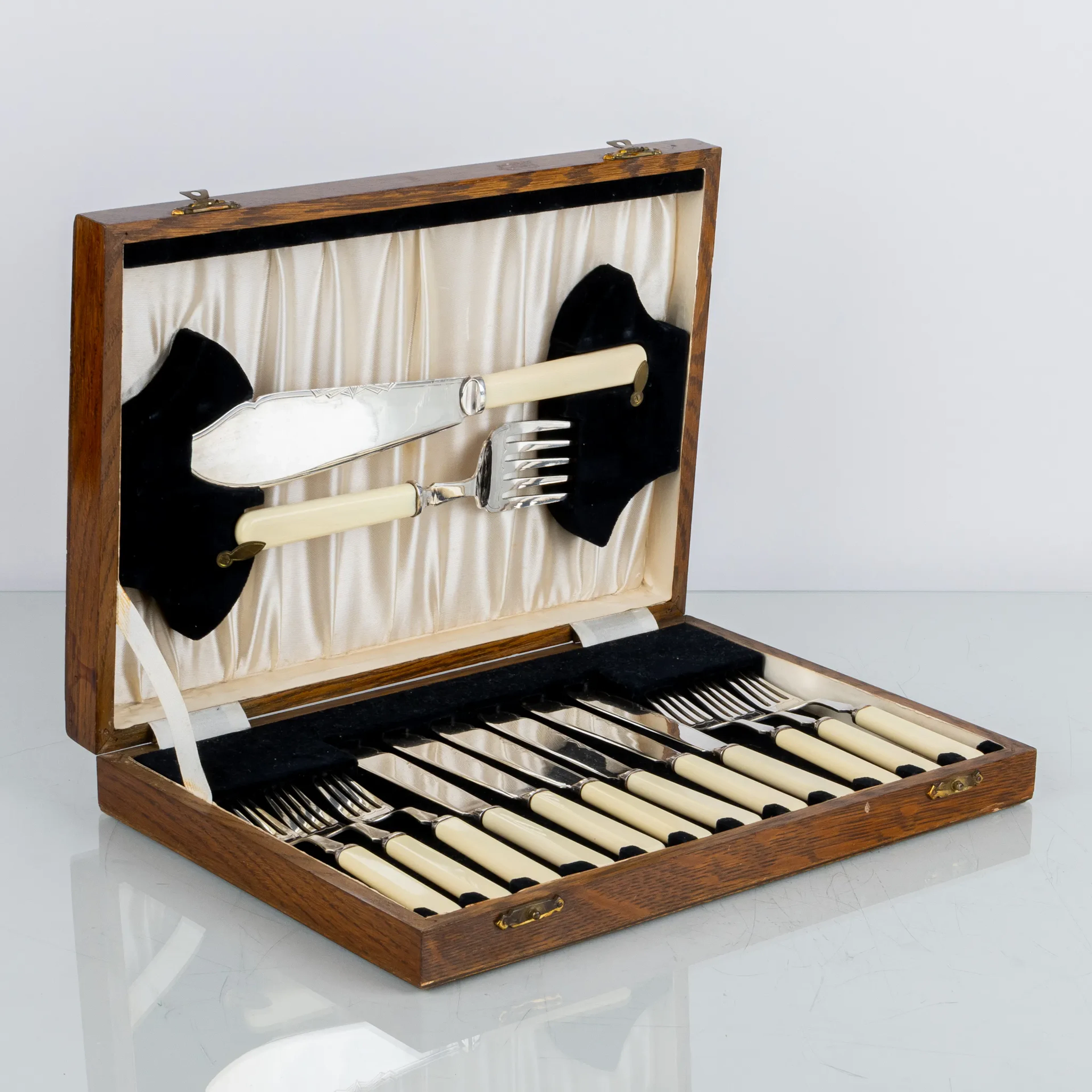 COUVERTS DE POISSON, 14 pièces, argenterie nickelée, Angleterre, années 1900