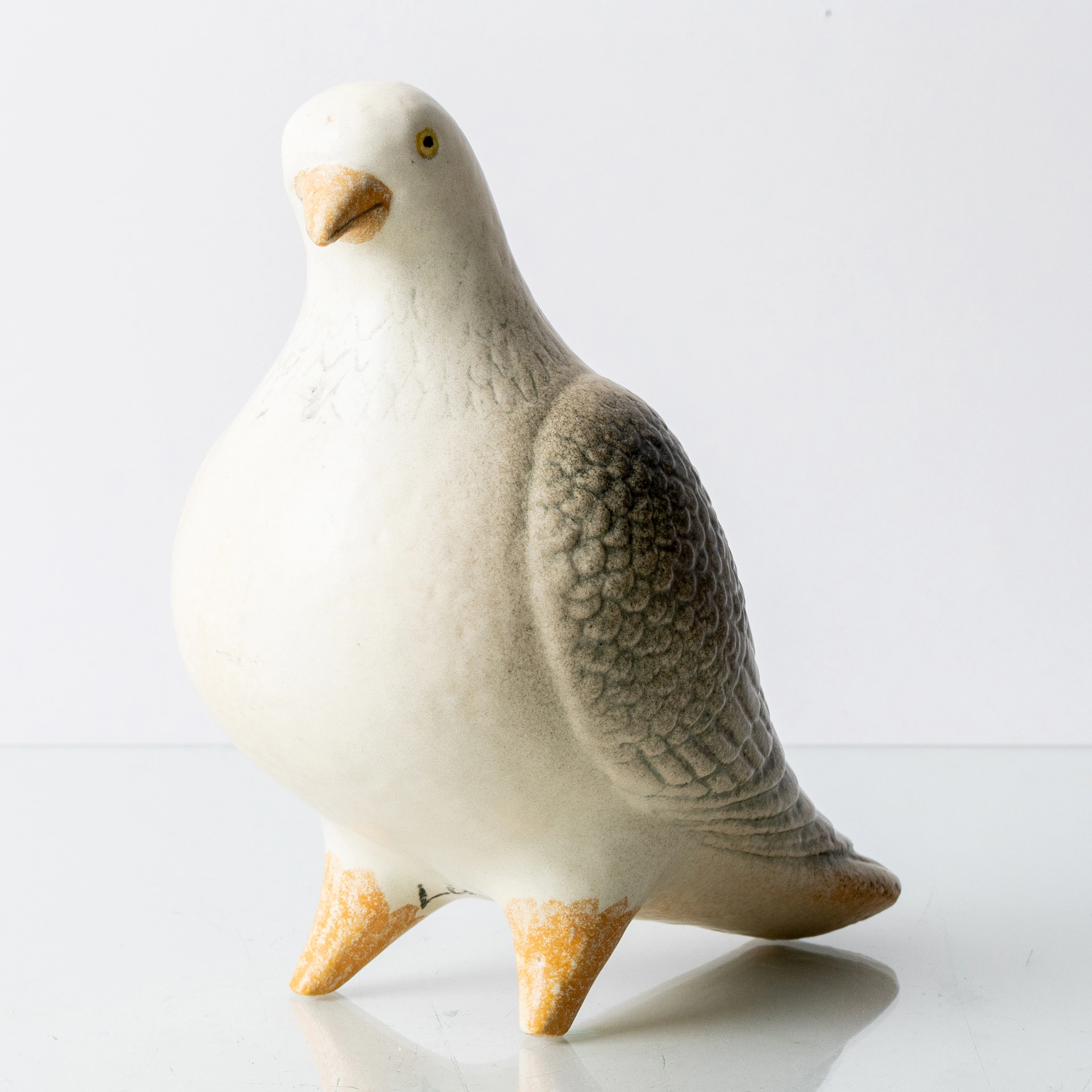 LISA LARSON, una figura de cerámica, "Dove", Keramikstudion, Gustavsberg