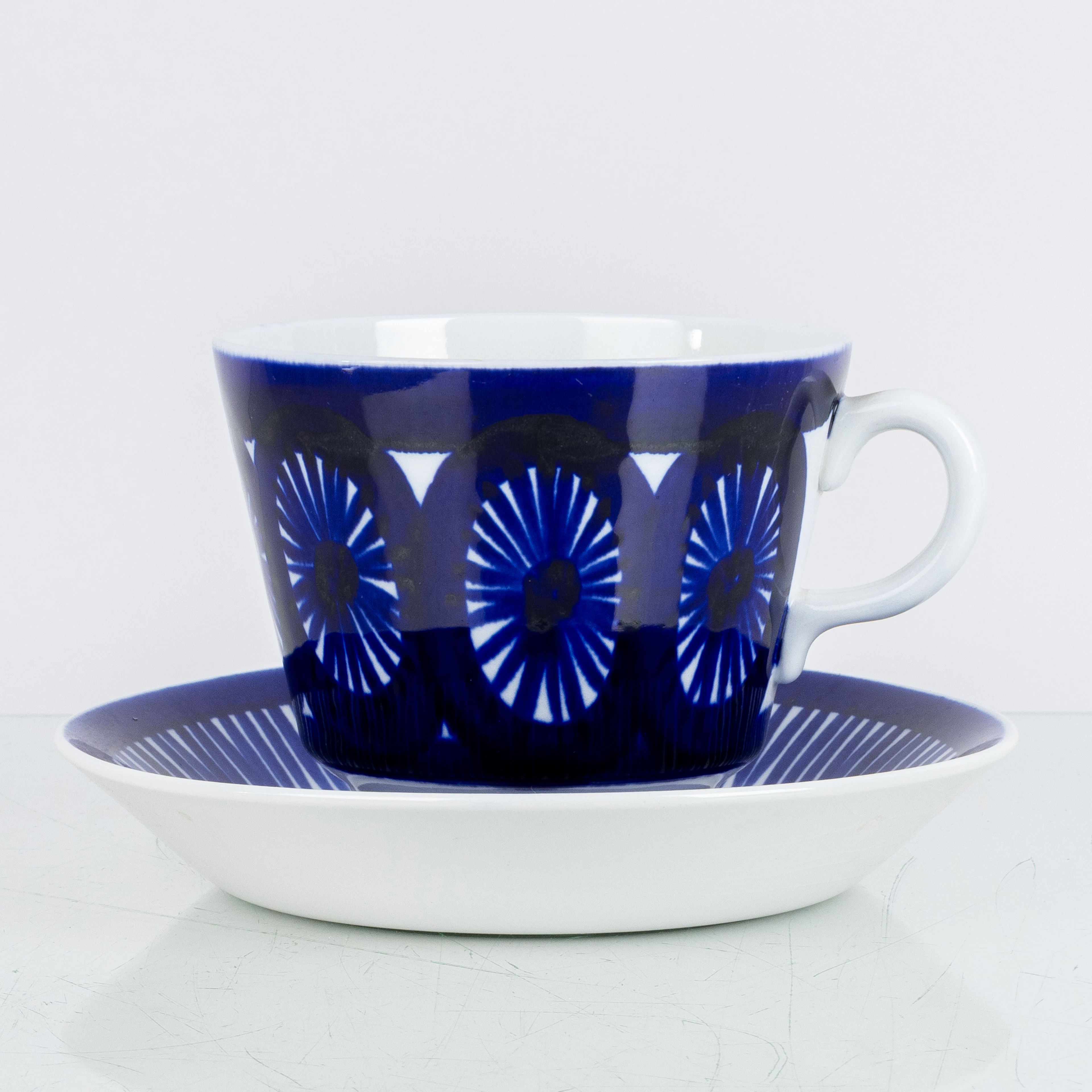 ULLA PROCOPÉ, una tazza da tè in ceramica con piattino, "Valencia", Arabia, anni '60