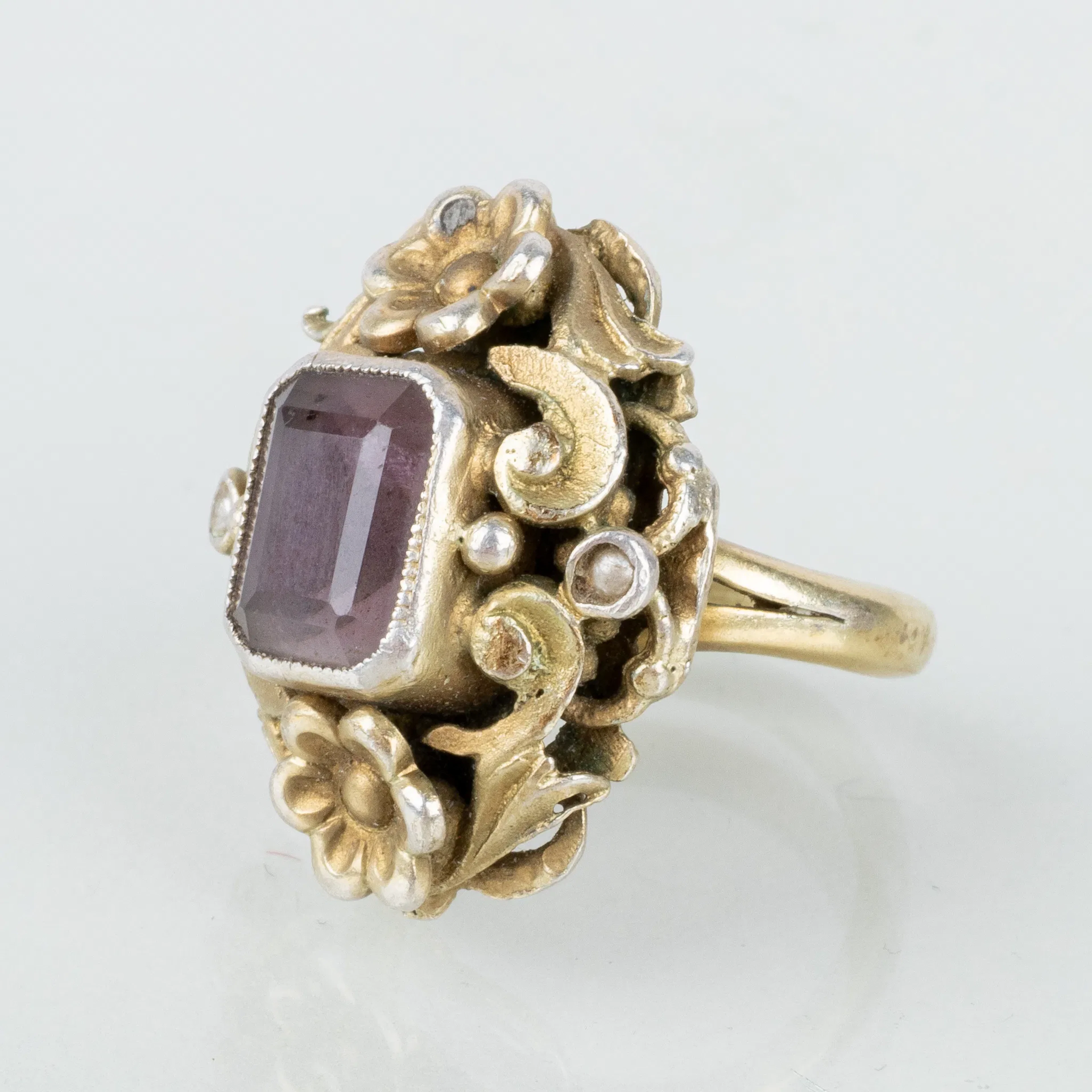 RING, plata bañada en oro, con amatista, principios del siglo XX