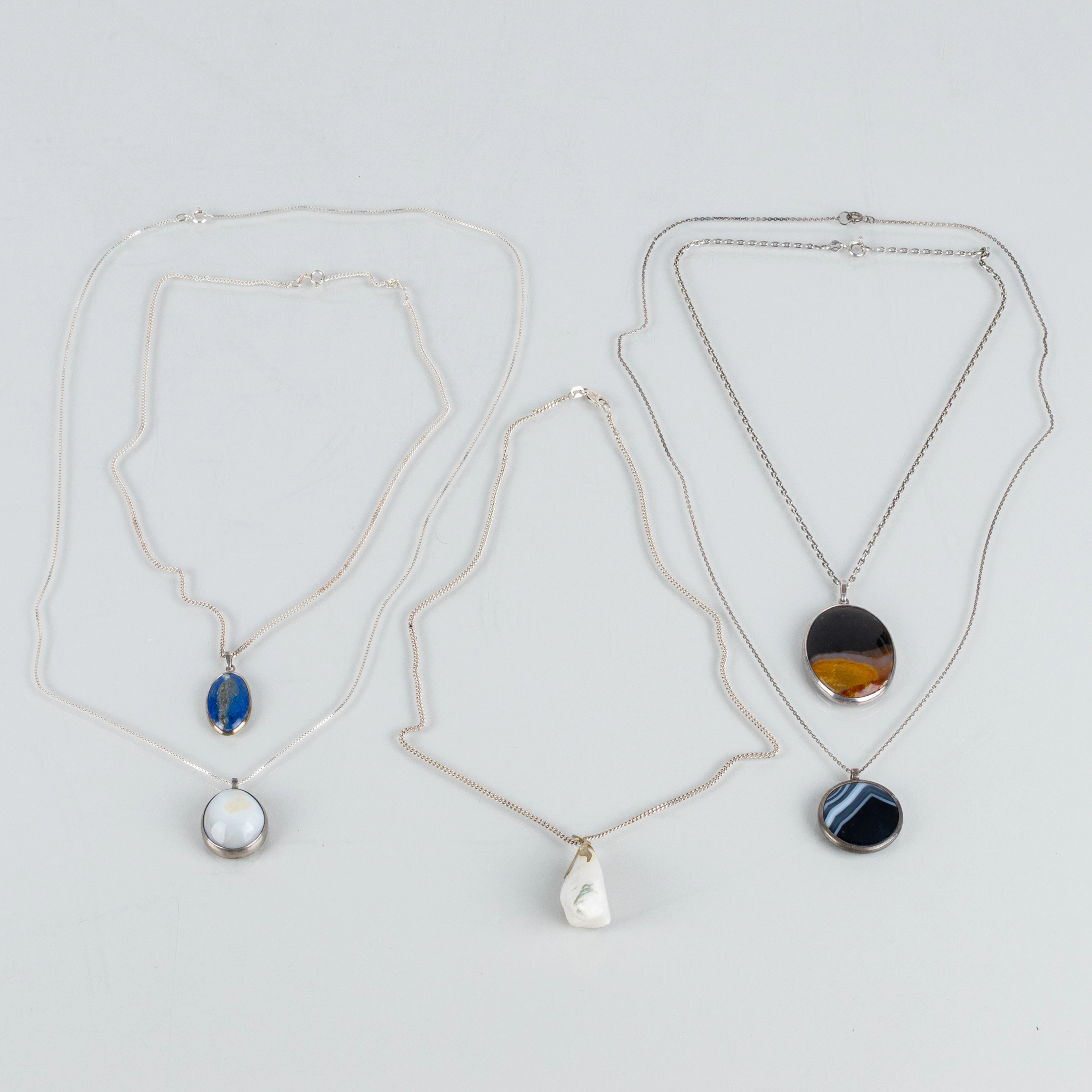 COLLANE CON PENDENTI, 5 pezzi, argento e pietre, 1900