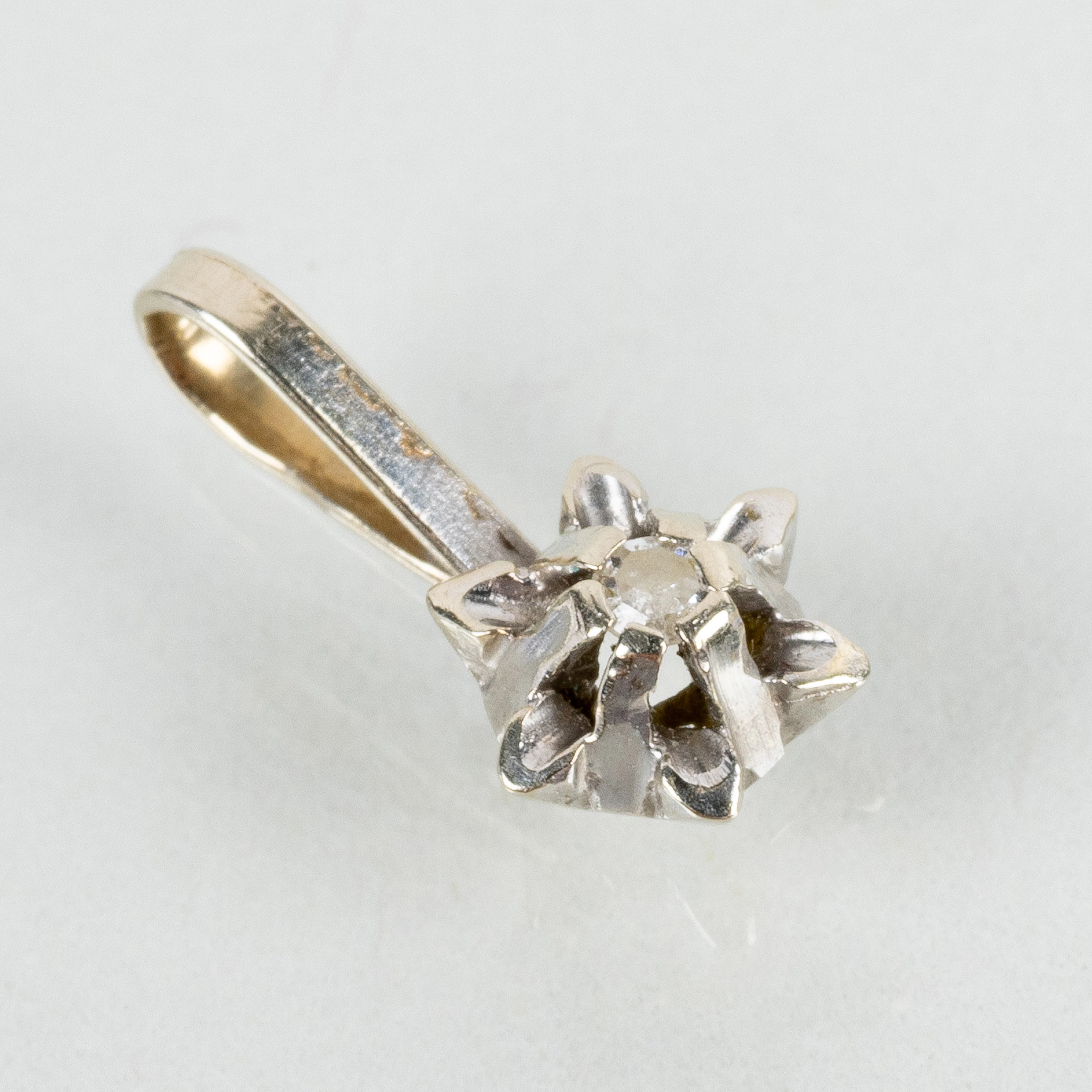 COLGANTE, oro blanco de 18 quilates, con diamante talla brillante más pequeño, peso total aprox. 0,4 g