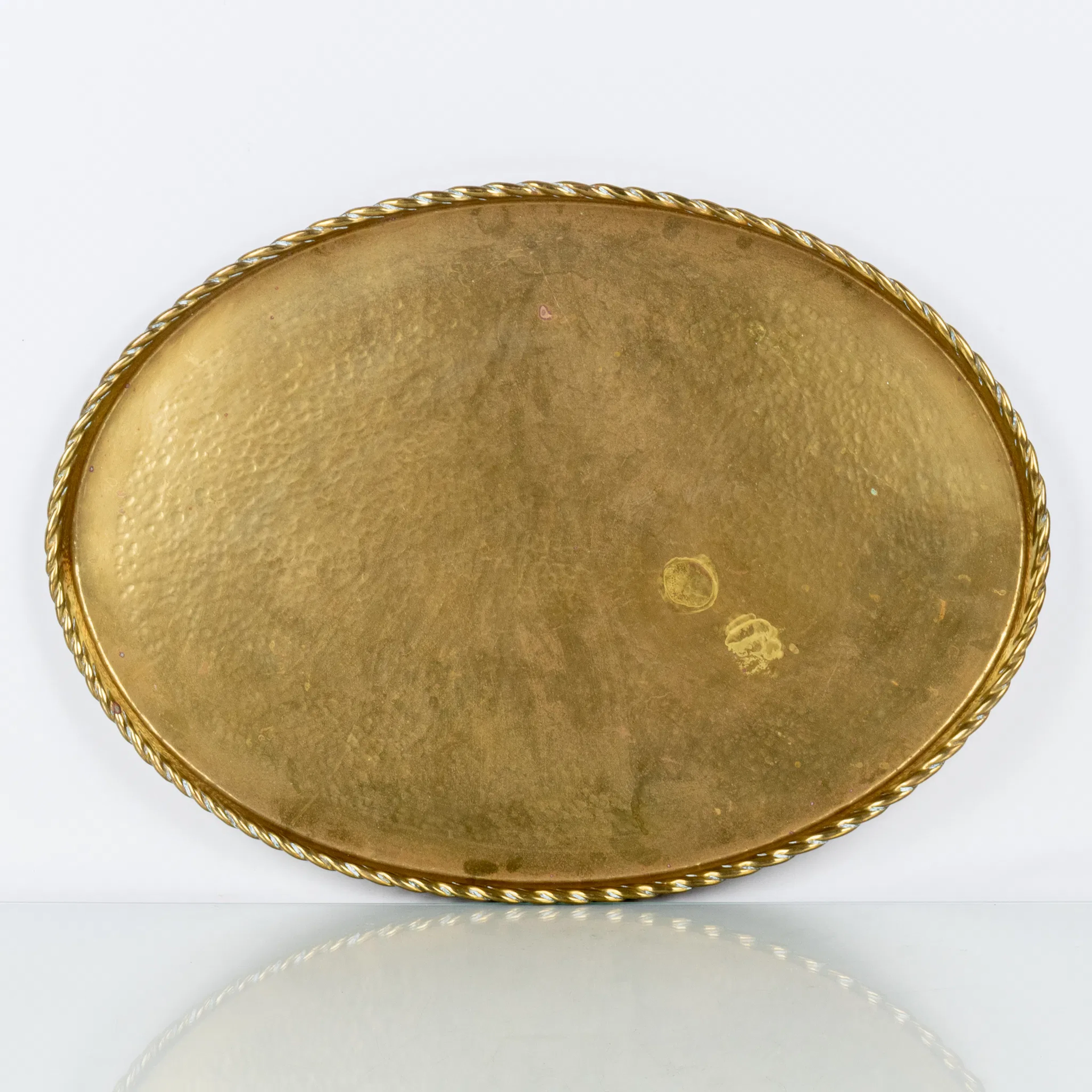 Una bandeja de latón de Carl Lindqvist, Hjelmsätter, Söderköping, 1925