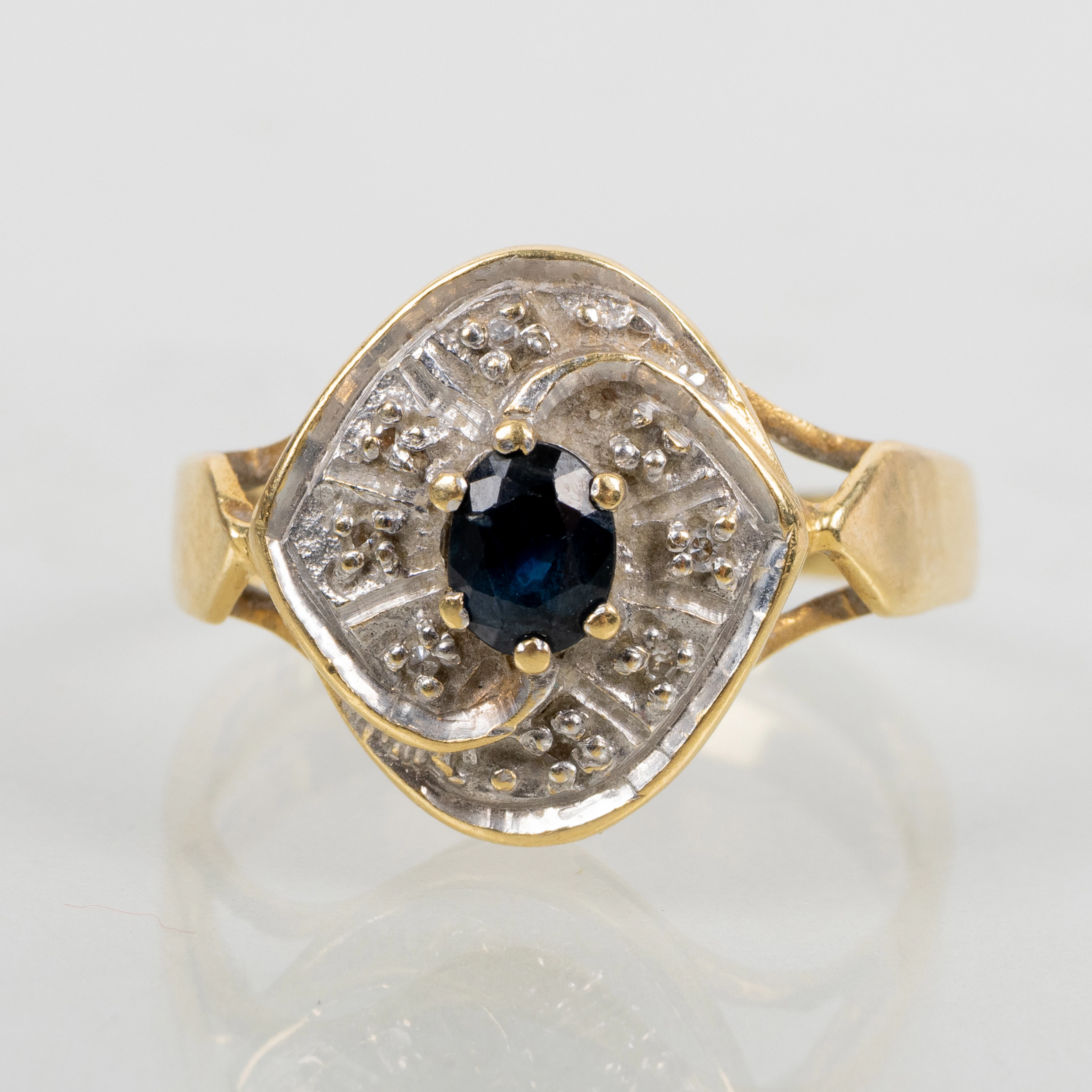 ANELLO, oro 18 carati, con zaffiro e diamanti, peso totale circa 3,6 g