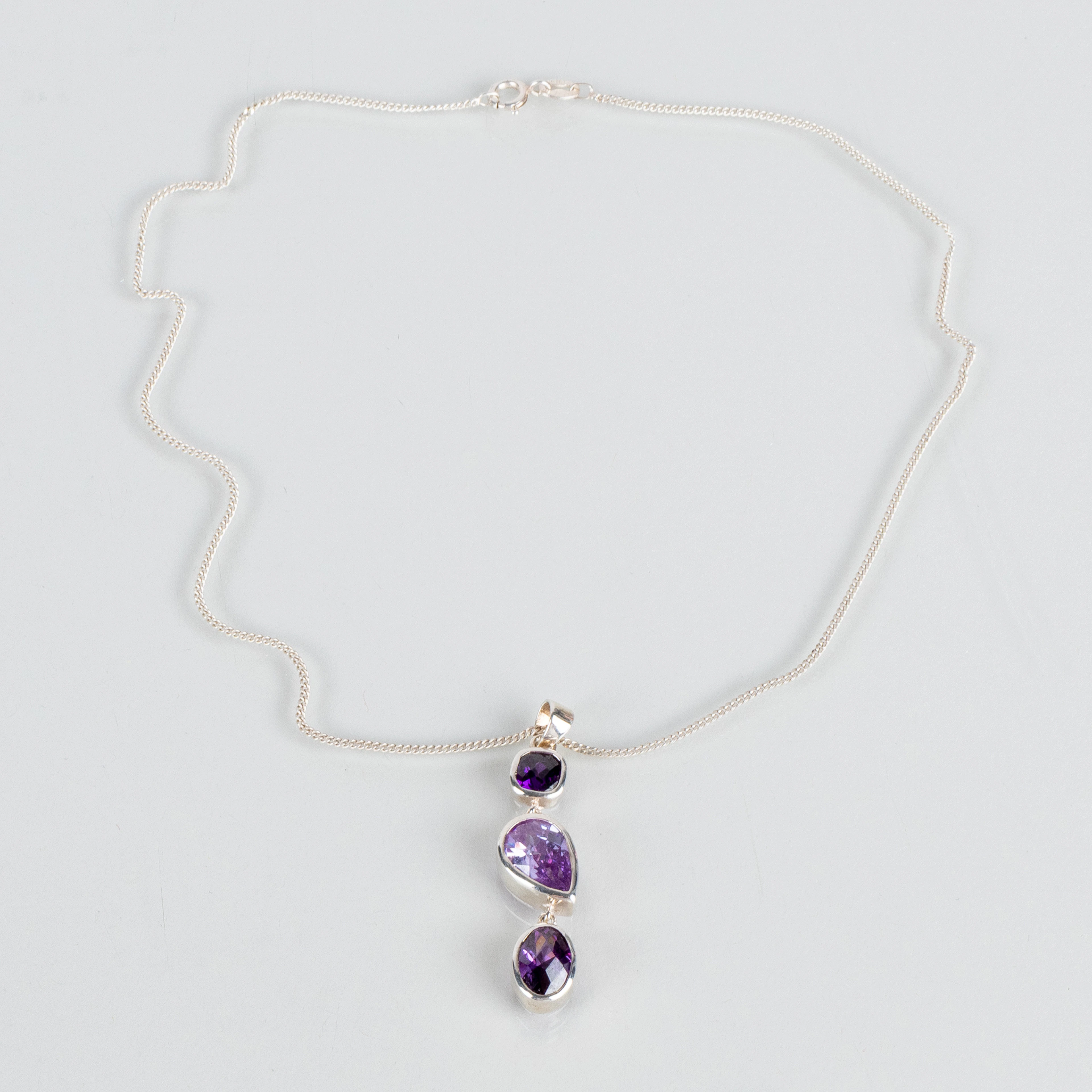 COLLAR CON COLGANTE, piedras de plata de ley y moradas, años 2000