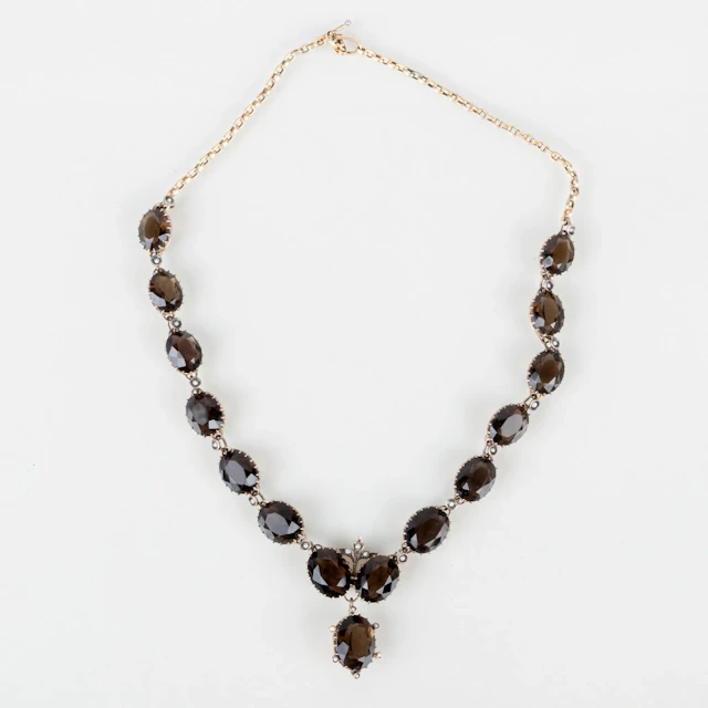 COLLIER, plata bañada en oro, con cuarzo ahumado y cuentas orientales, probablemente