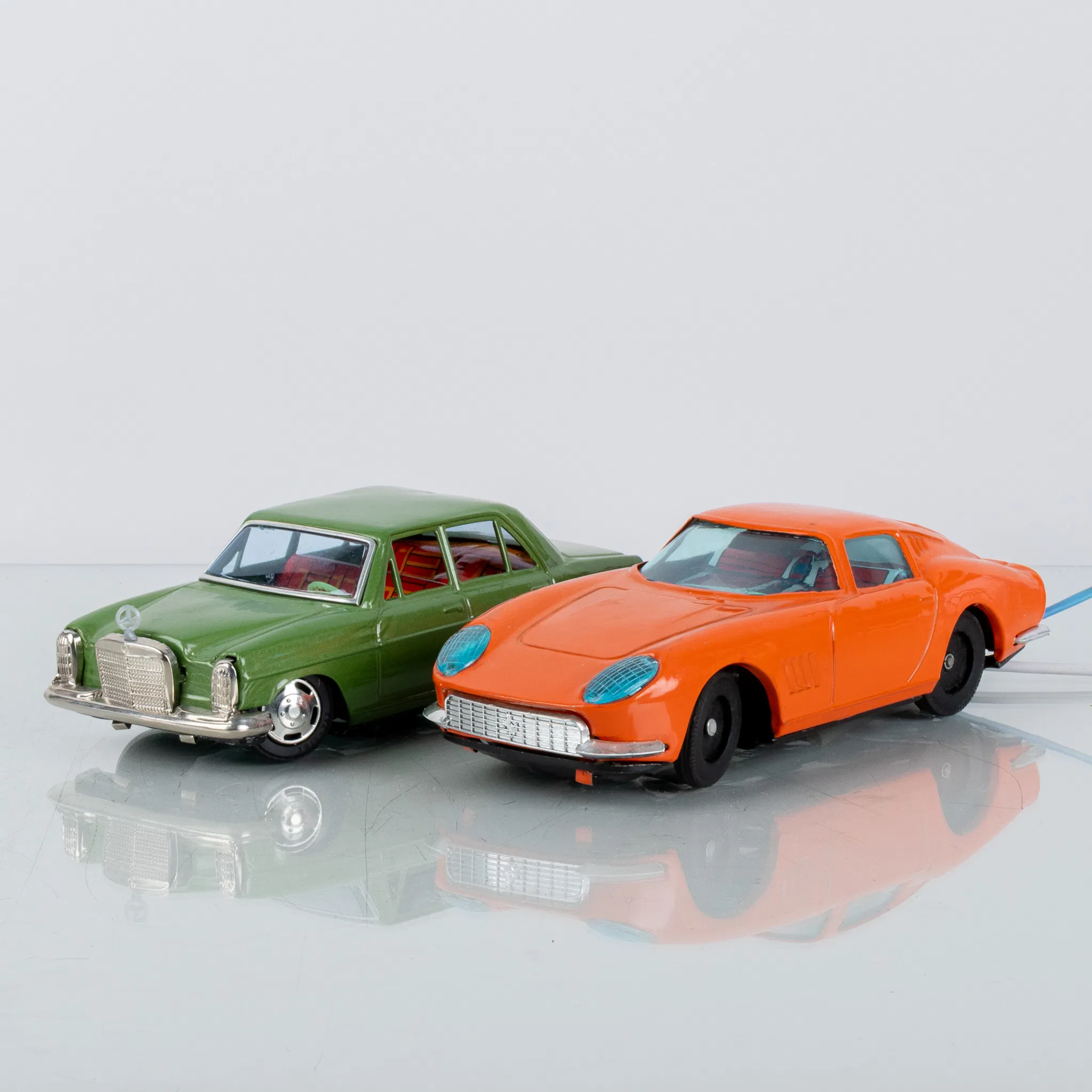 COCHES DE JUGUETE, 2 piezas, chapa metálica, incluyendo Bandai, Japón, mediados del siglo XX