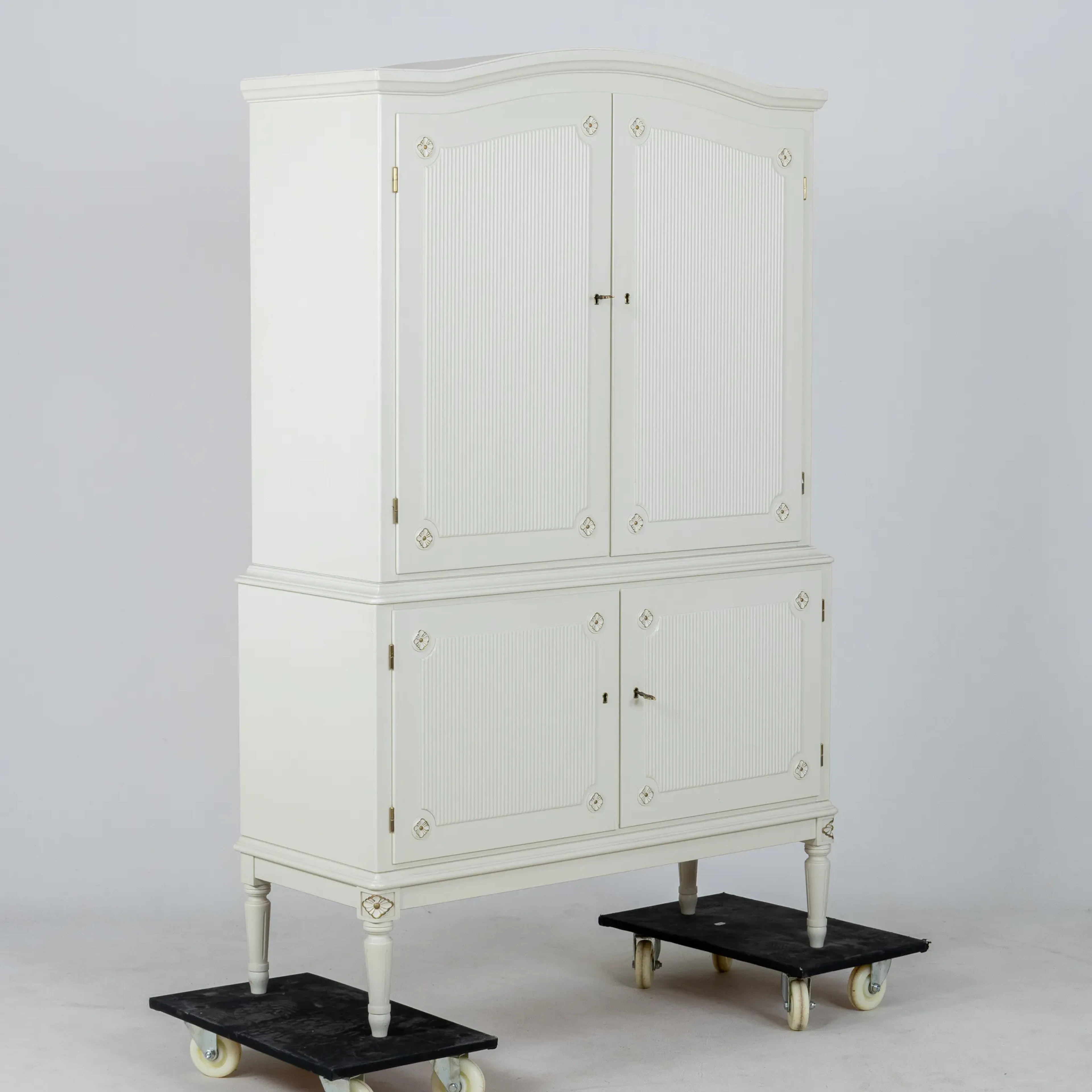 ARMARIOS DE COMEDOR, ESTILO GUSTAVIANO, MEDIADOS DEL SIGLO XX