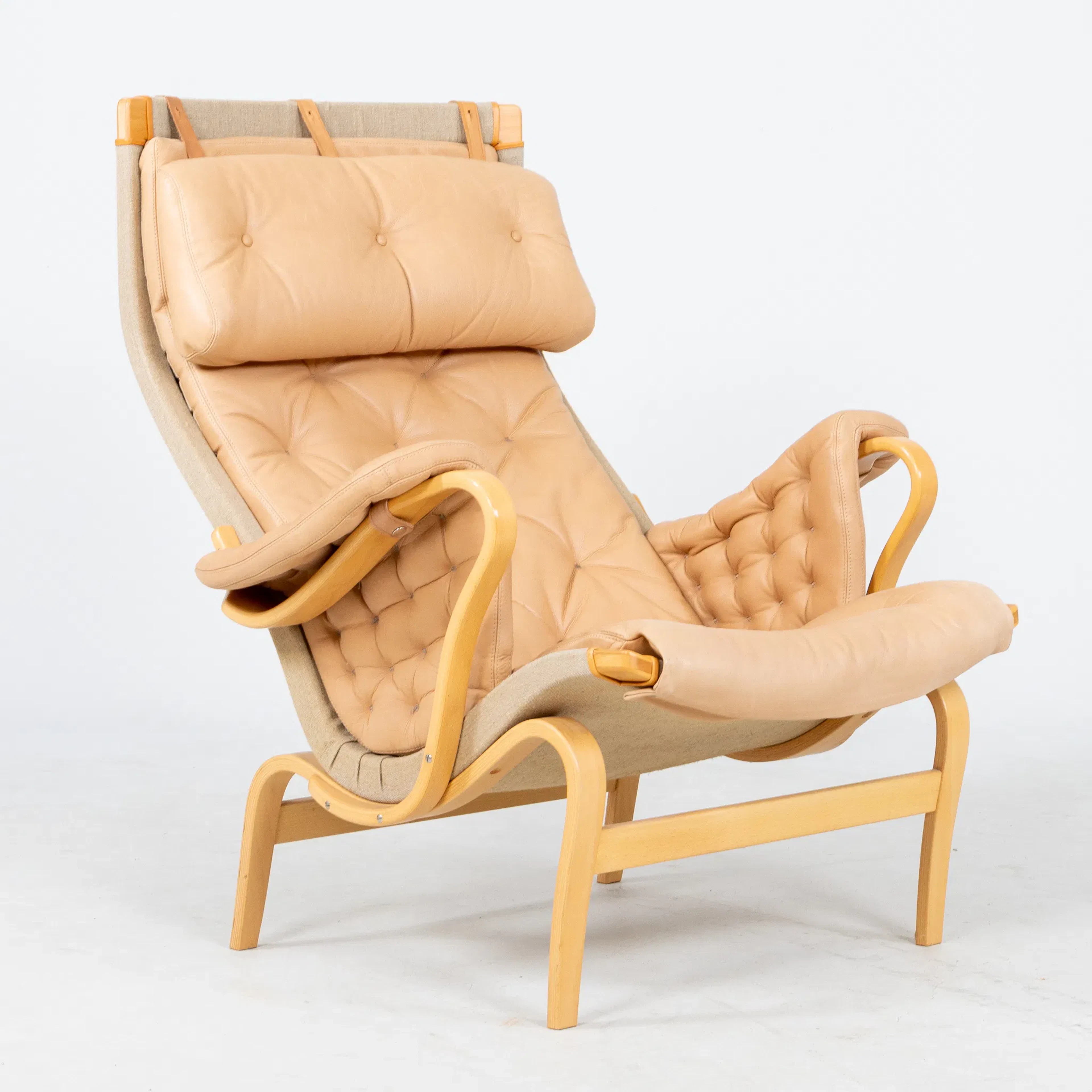 BRUNO MATHSSON, un fauteuil « Pernilla » Dux, seconde moitié du XXe siècle