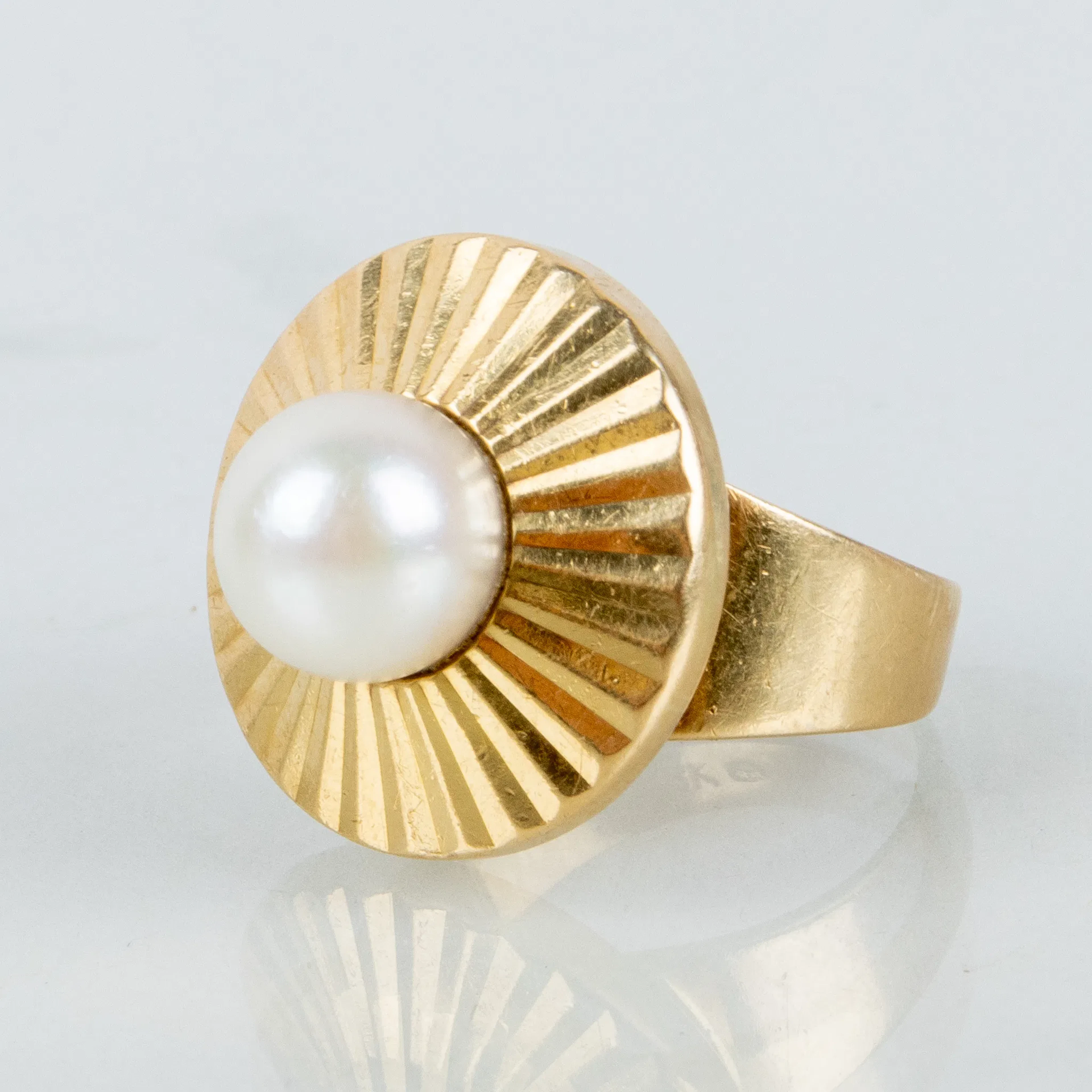 ANILLO, oro de 18 quilates, con perla cultivada, segunda mitad del siglo XX