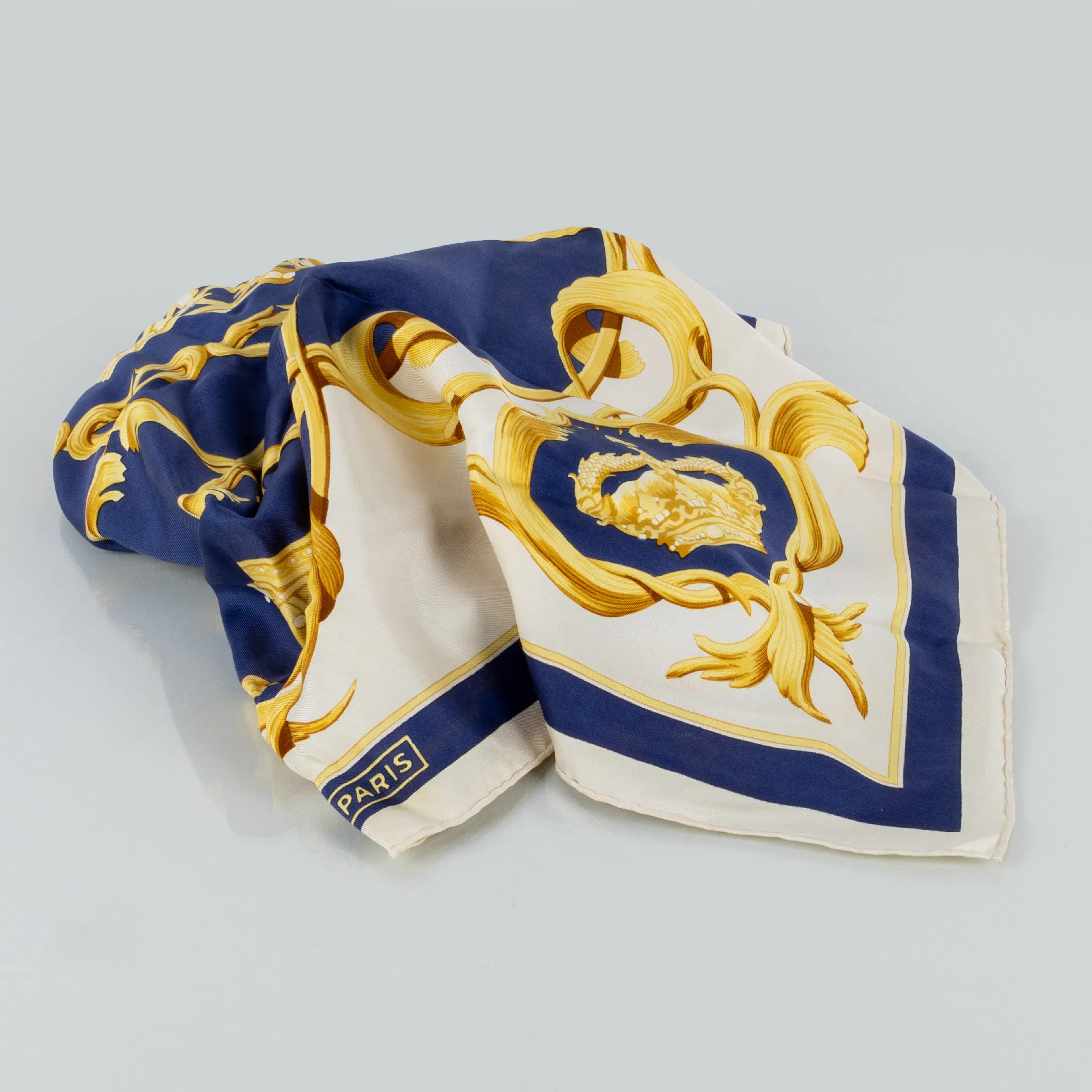 HERMÈS, bufanda de seda "Crowns/Couronnes", diseño de Julia Abadie 1969
