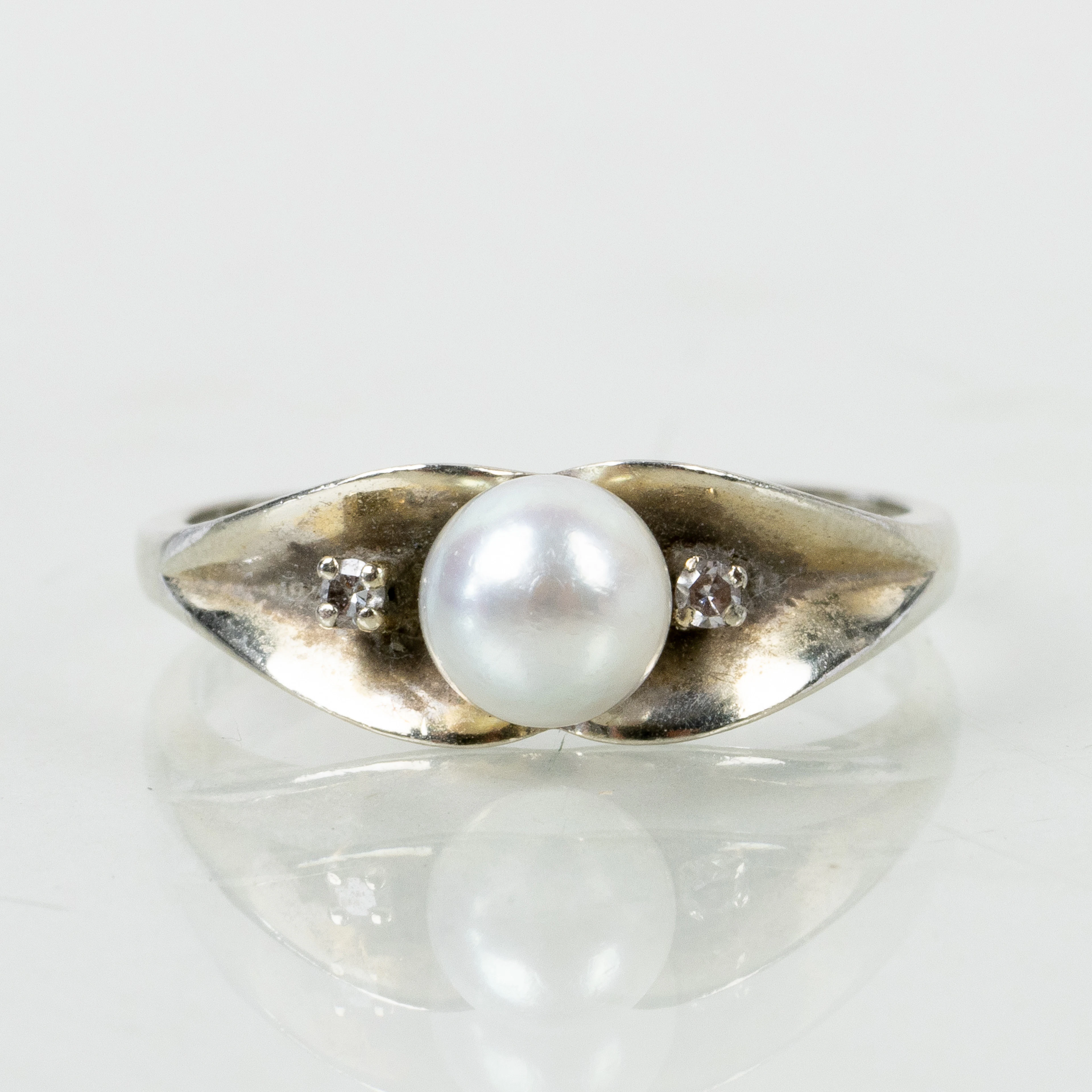 ANELLO, oro bianco 18 carati, con perla coltivata e piccoli diamanti tot 0,03 ct, peso circa 3,7 g