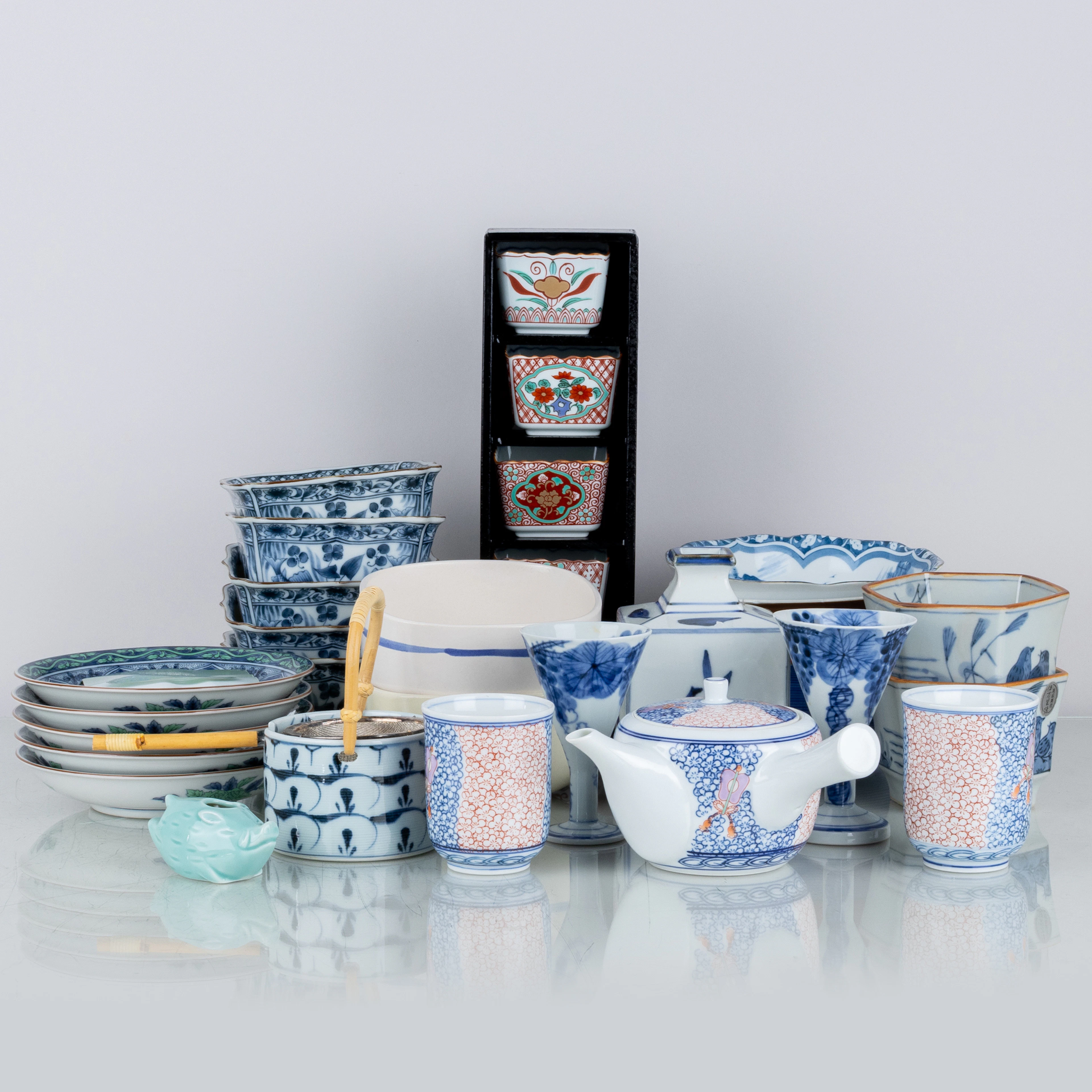 CERÁMICA JAPONESA, cuencos, platos, tazas, etc., probablemente a finales del siglo XX