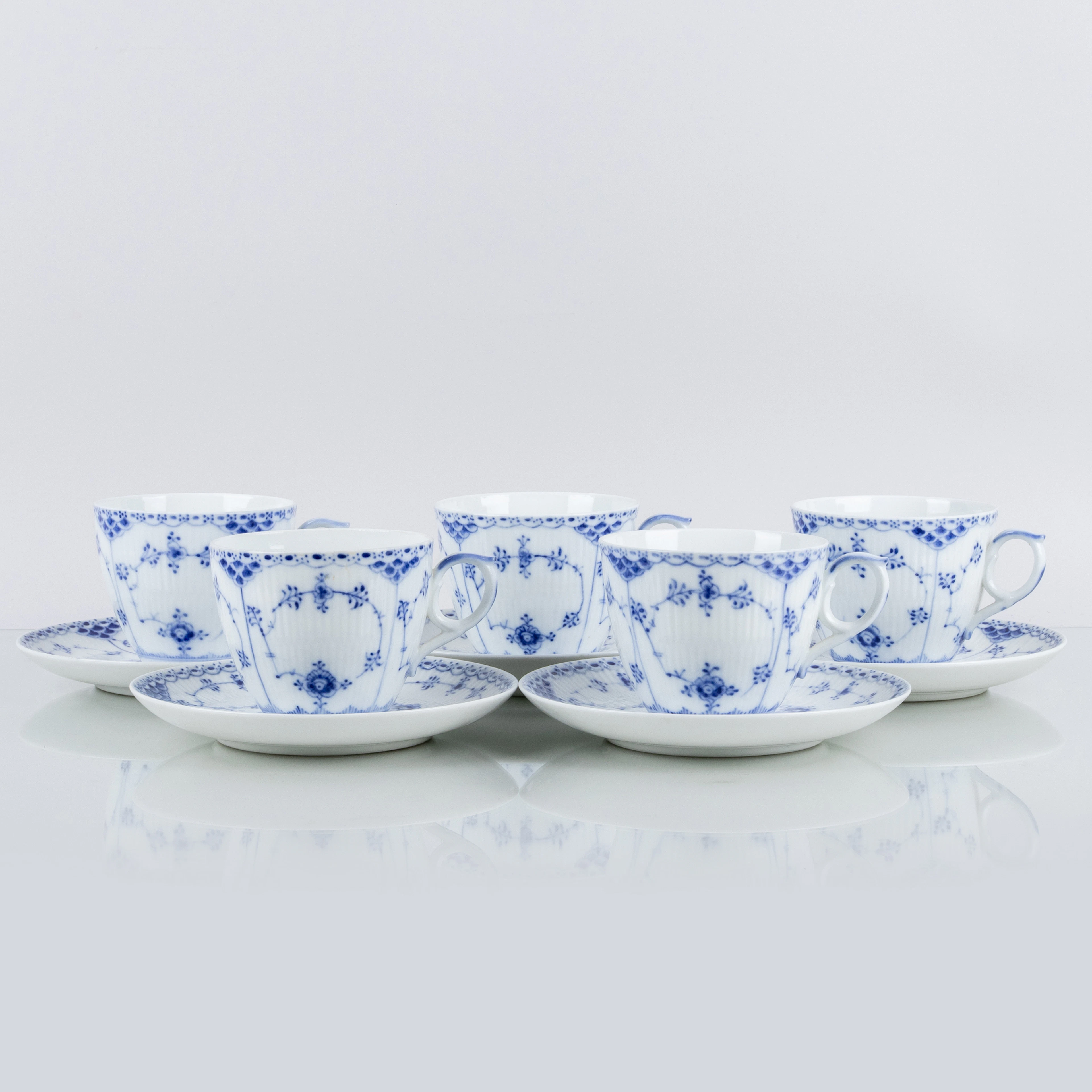 ROYAL COPENHAGEN, 5 tazze da tè con piattini, porcellana, modello "Blue Fluted",