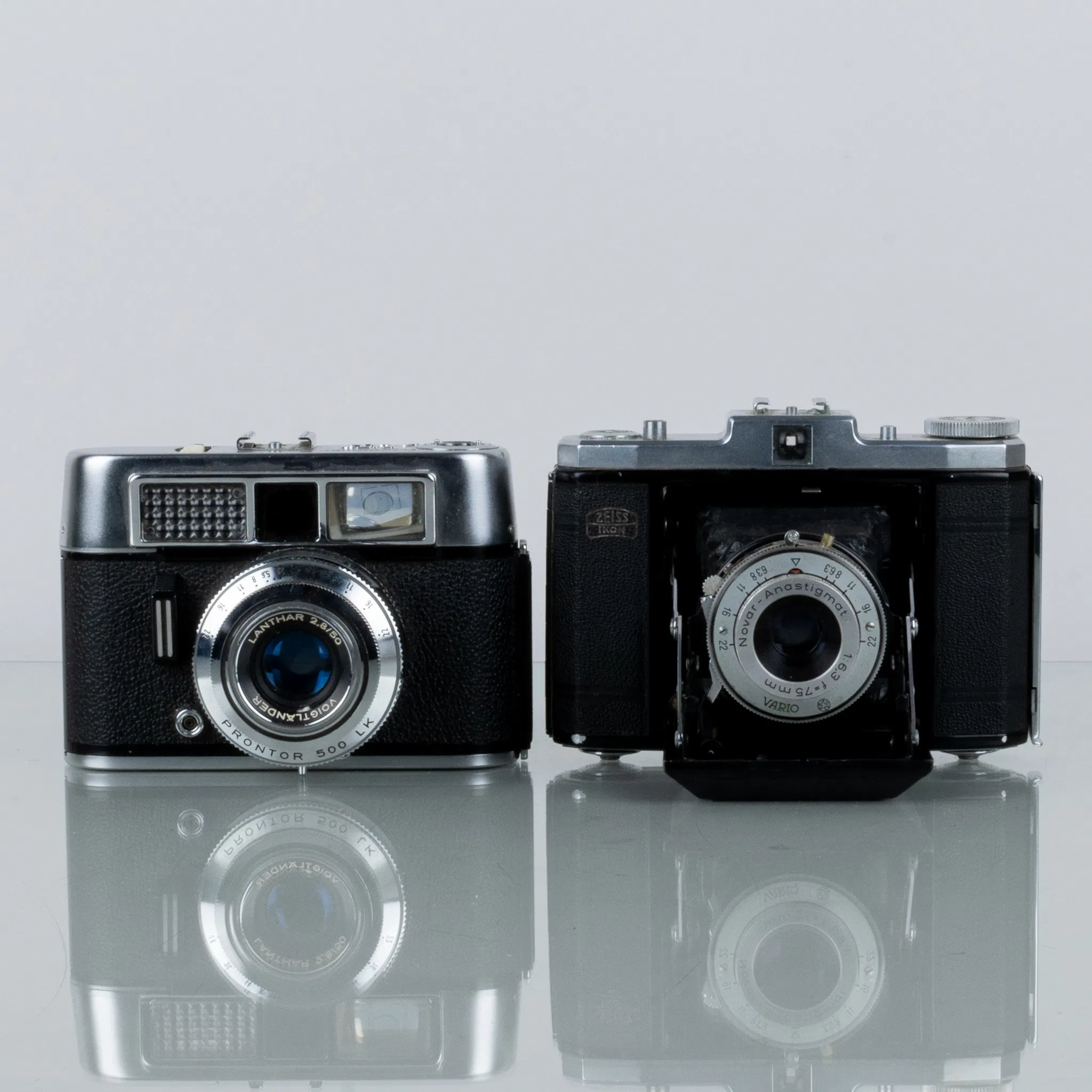 CAMERAS, 2 pcs, Voigländer and Zeiss Ikon Nettar, 1900s