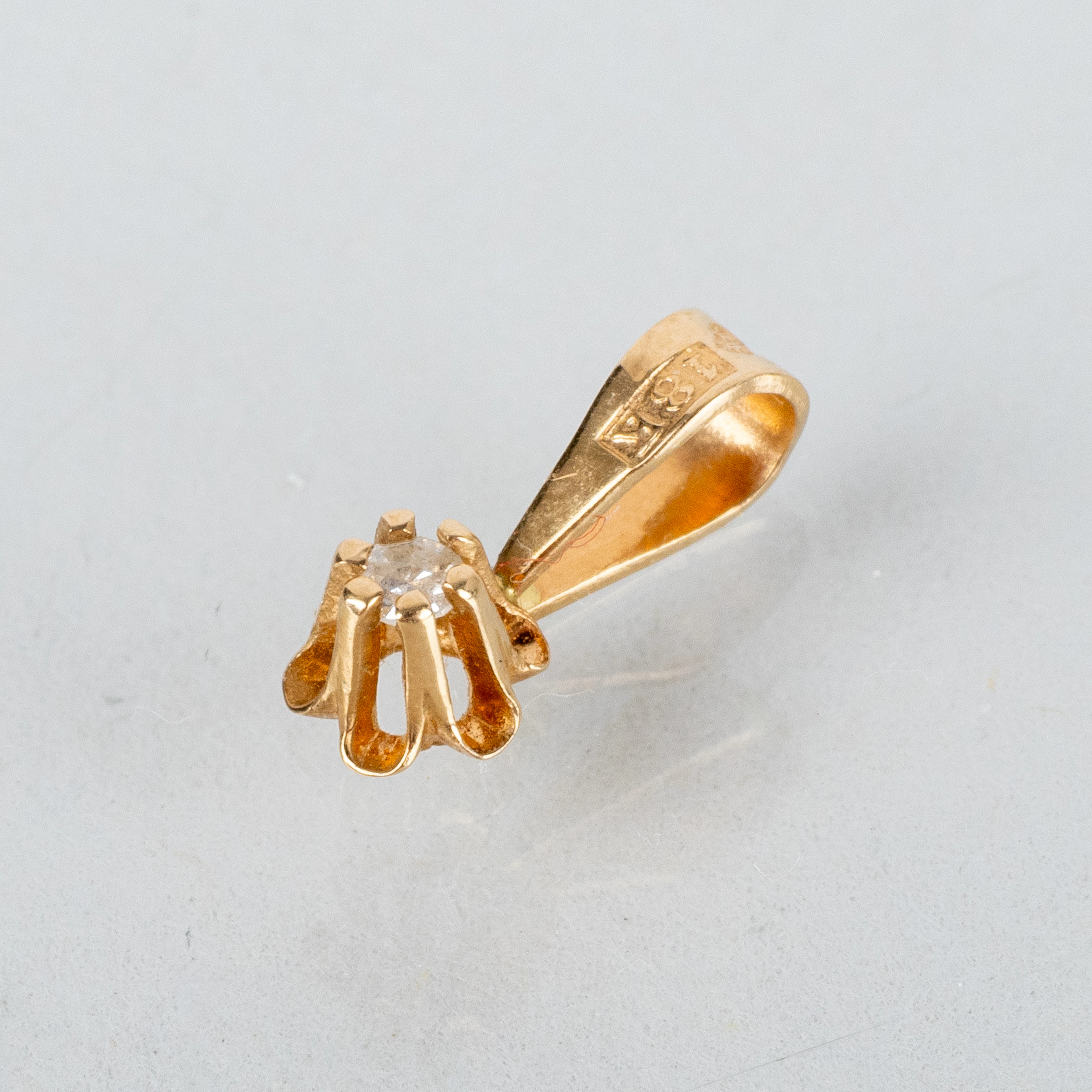 COLGANTE, oro de 18 quilates, con diamante tallado octogonal, sellos suecos