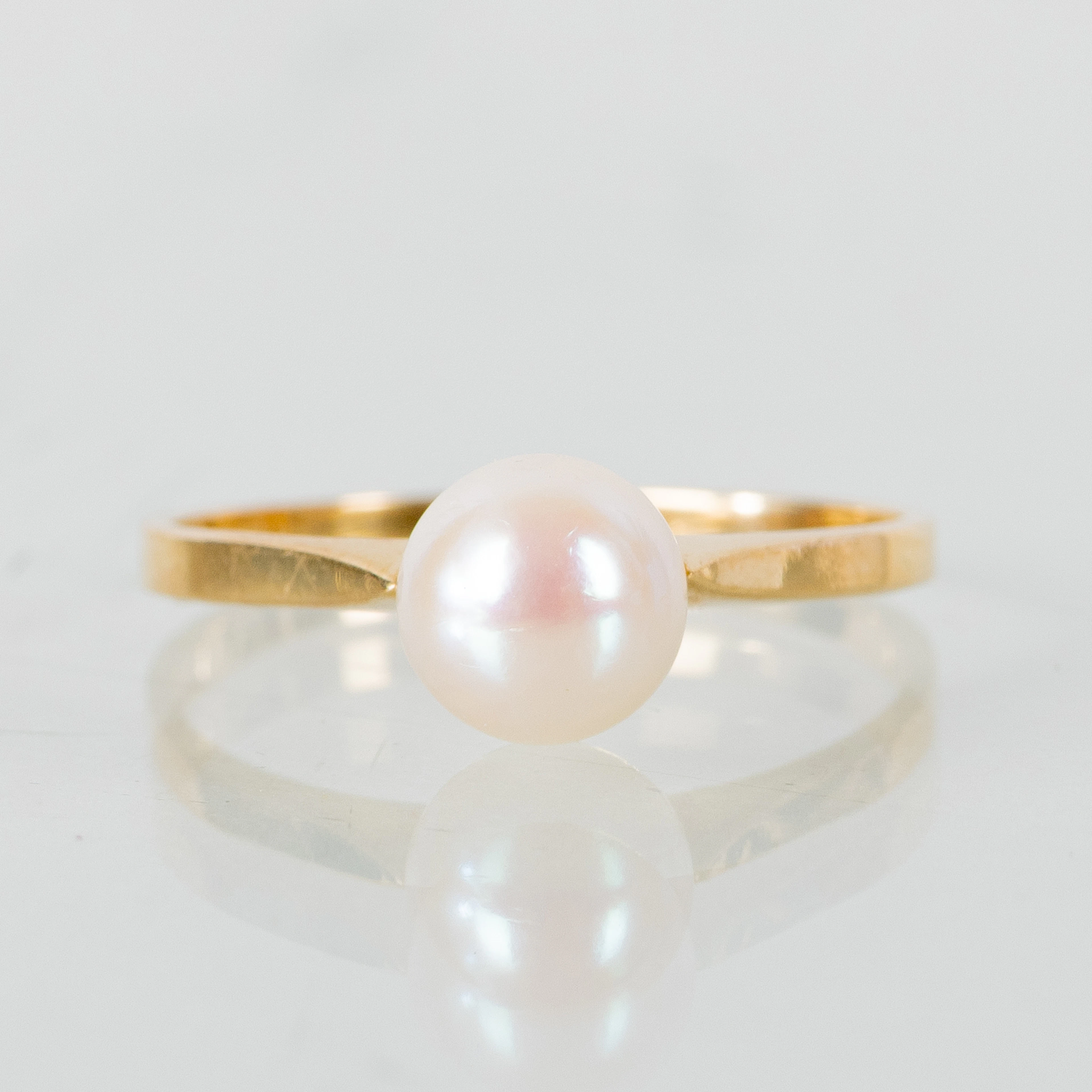 ANELLO, oro 18 carati, con perla coltivata, peso tot circa 1,5 g