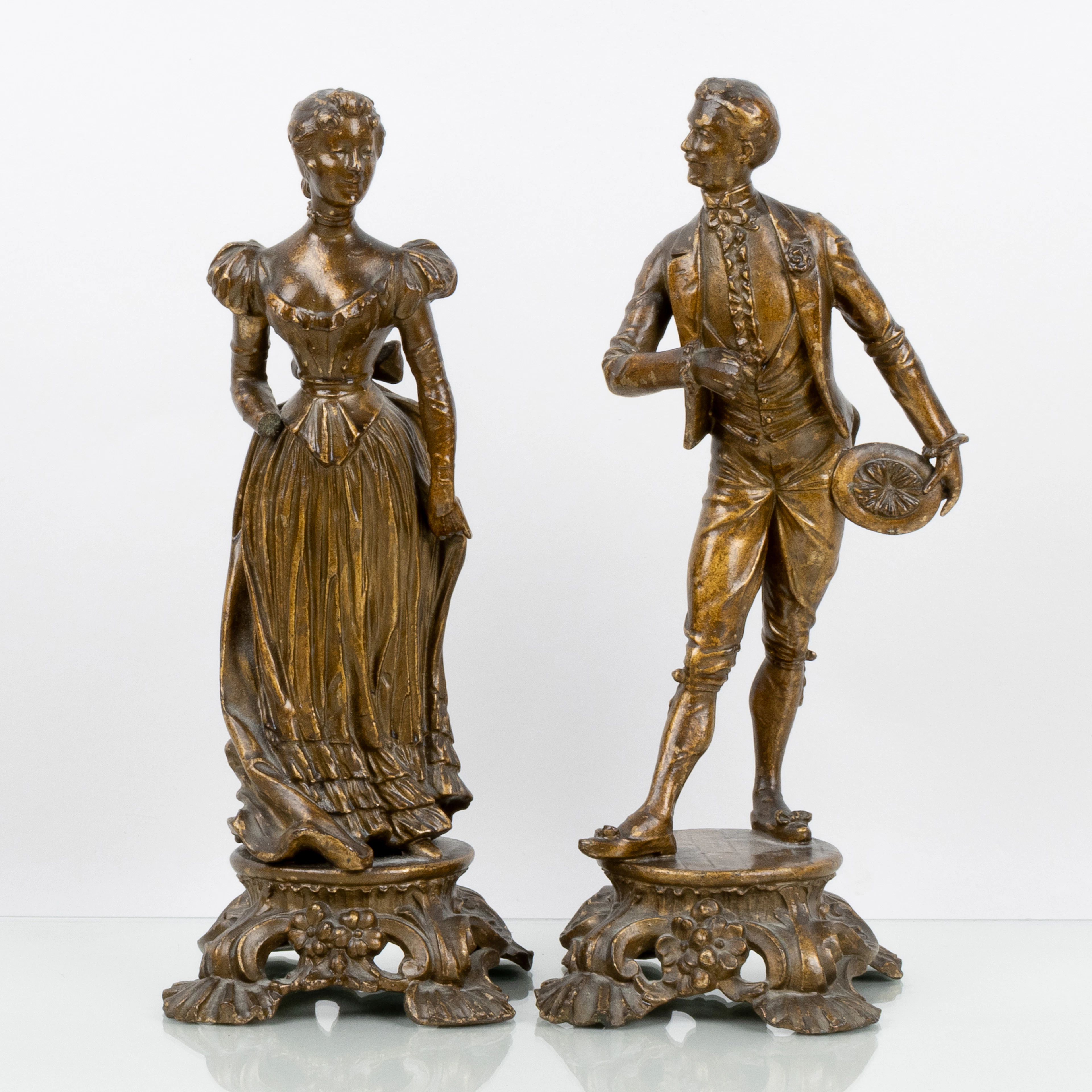 SCULTURE, 1 coppia, metallo bronzato, anni 1900