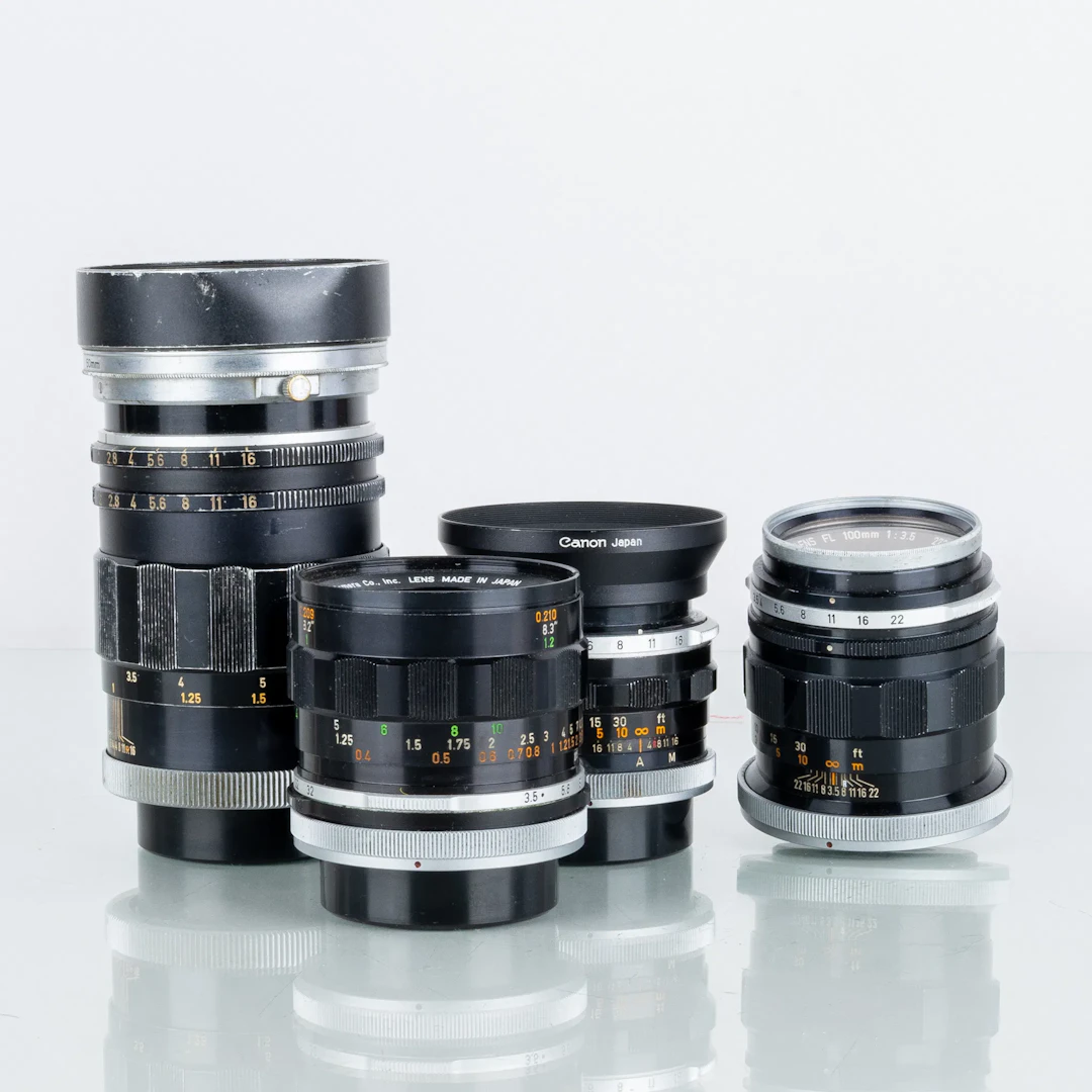 OBJETIVO, 4 aparatos, incluyendo Canon Super Canon Matic R 100 mm 1:2 y Canon