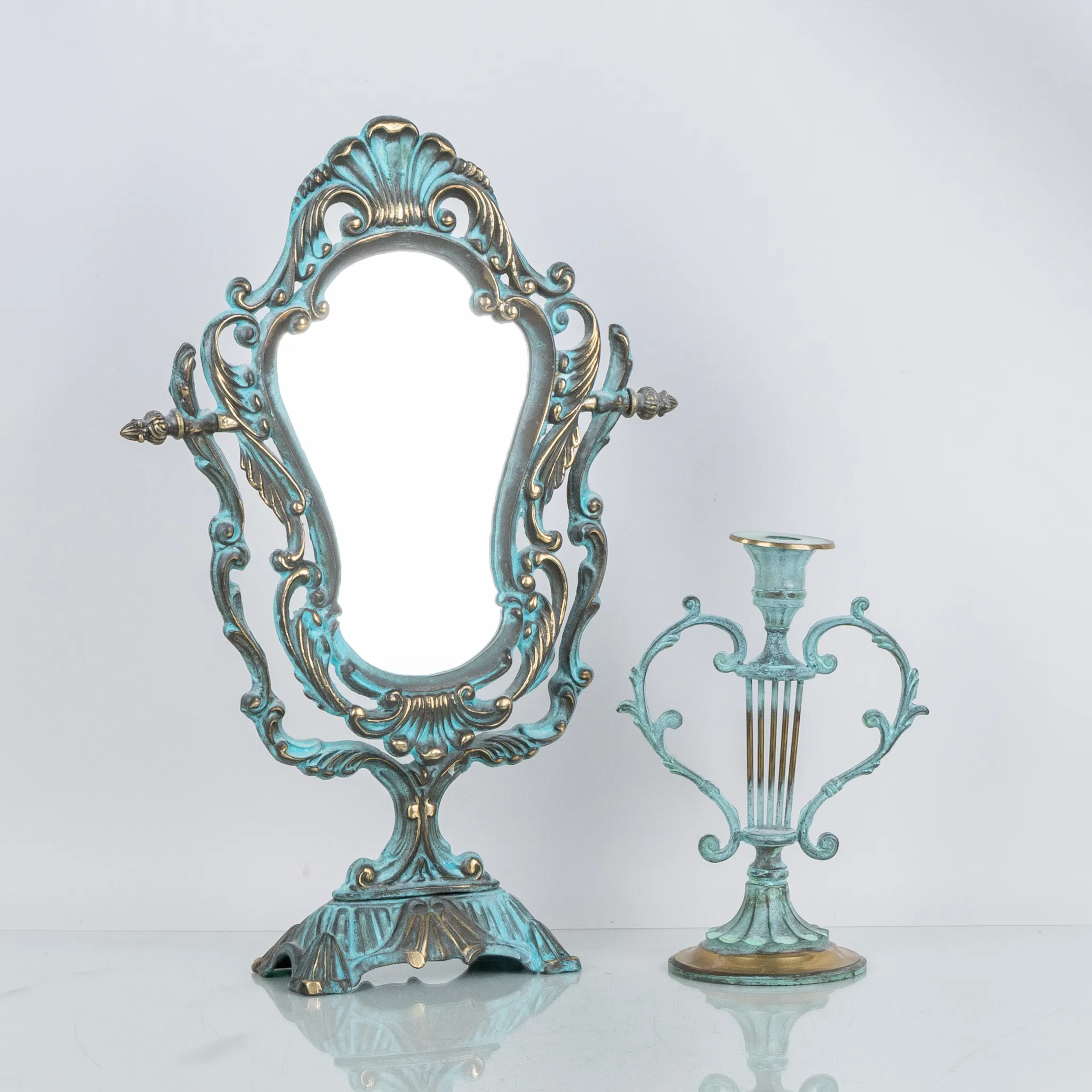 ESPEJO DE MESA Y CANDELABRO, metal patinado, años 2000