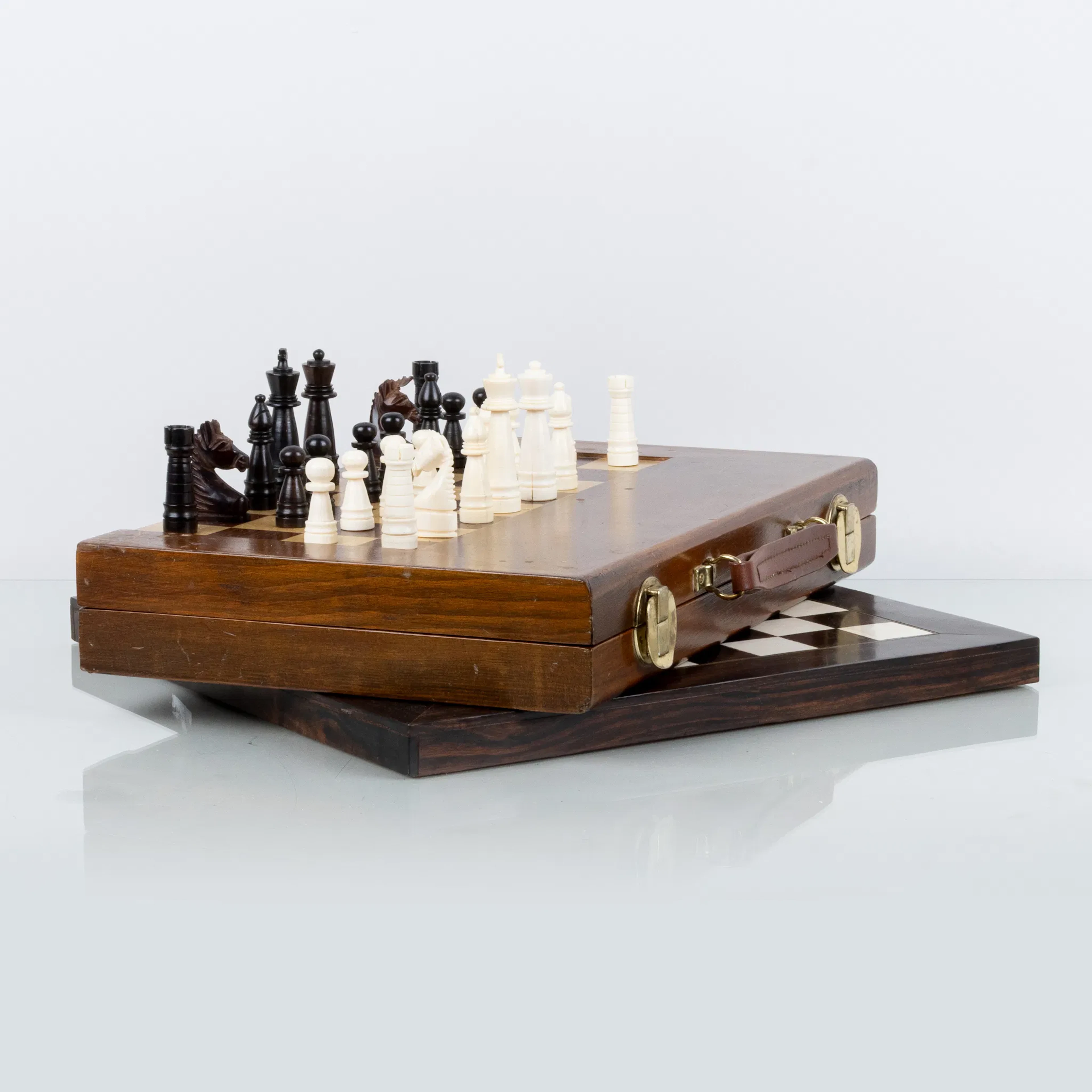 BACKGAMMON Y AJEDREZ, madera, siglo XX