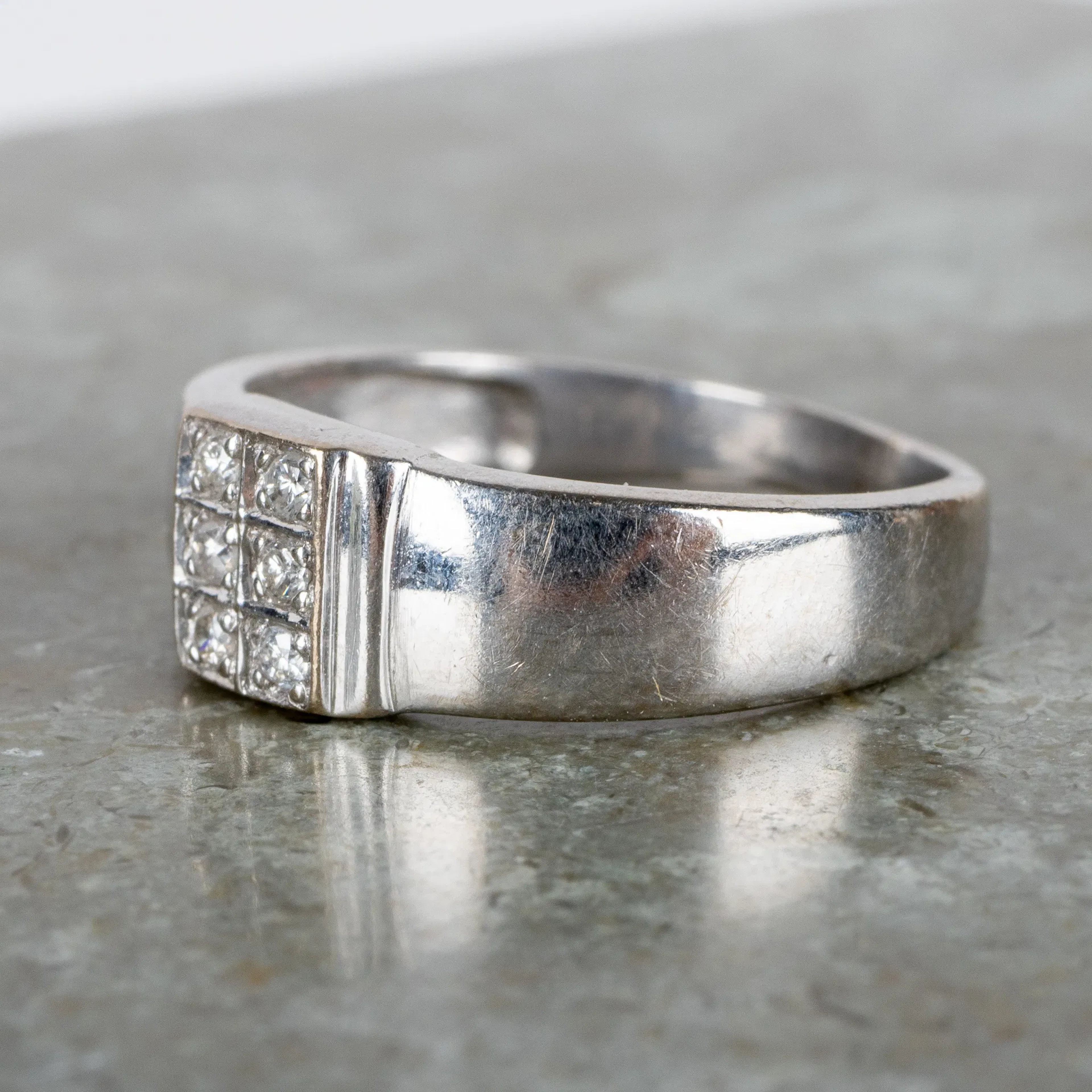 RING, 18k vitguld, med sex diamanter, sannolikt 1900-talets andra hälft