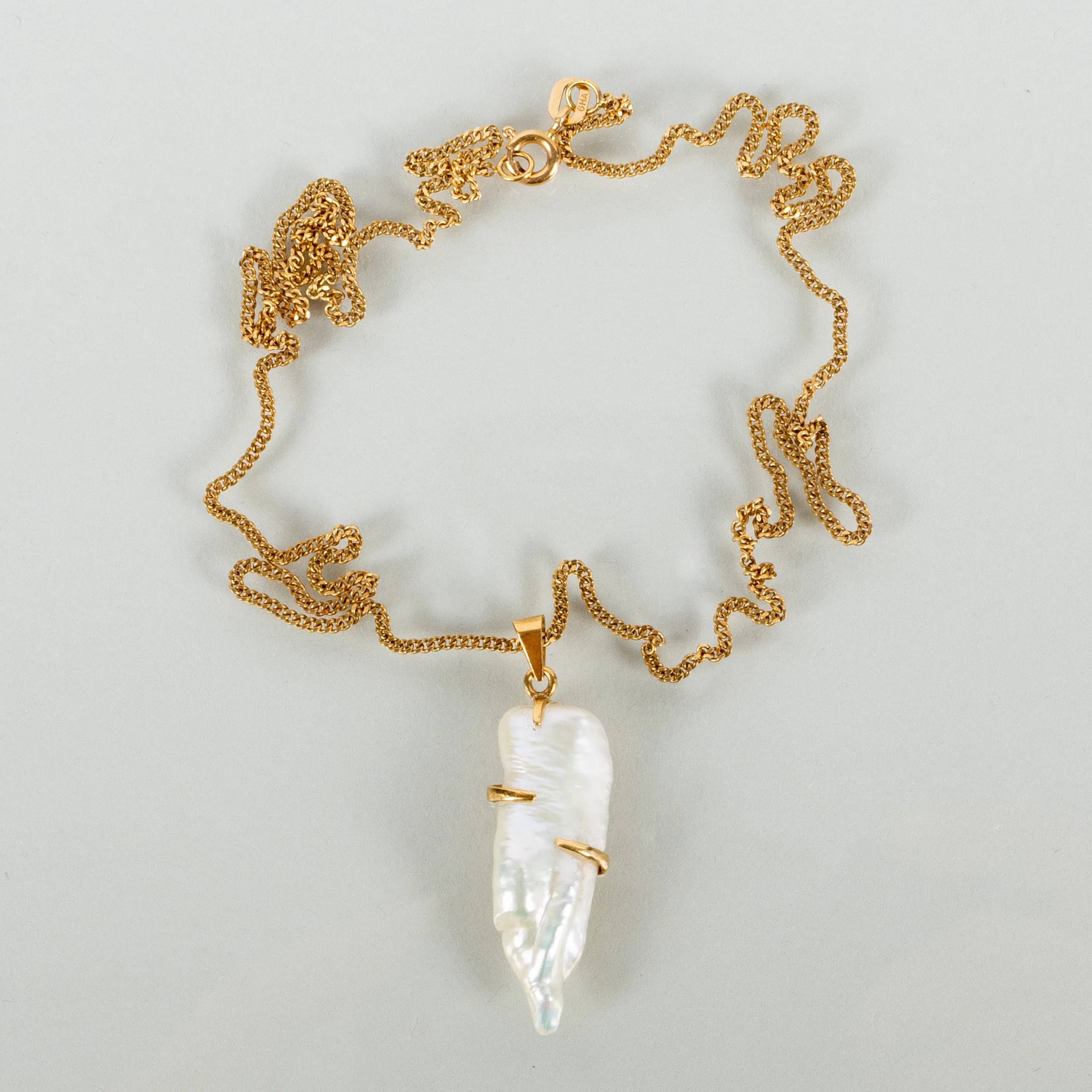 COLGANTE CON CADENA, oro de 18 quilates, con perla cultivada
