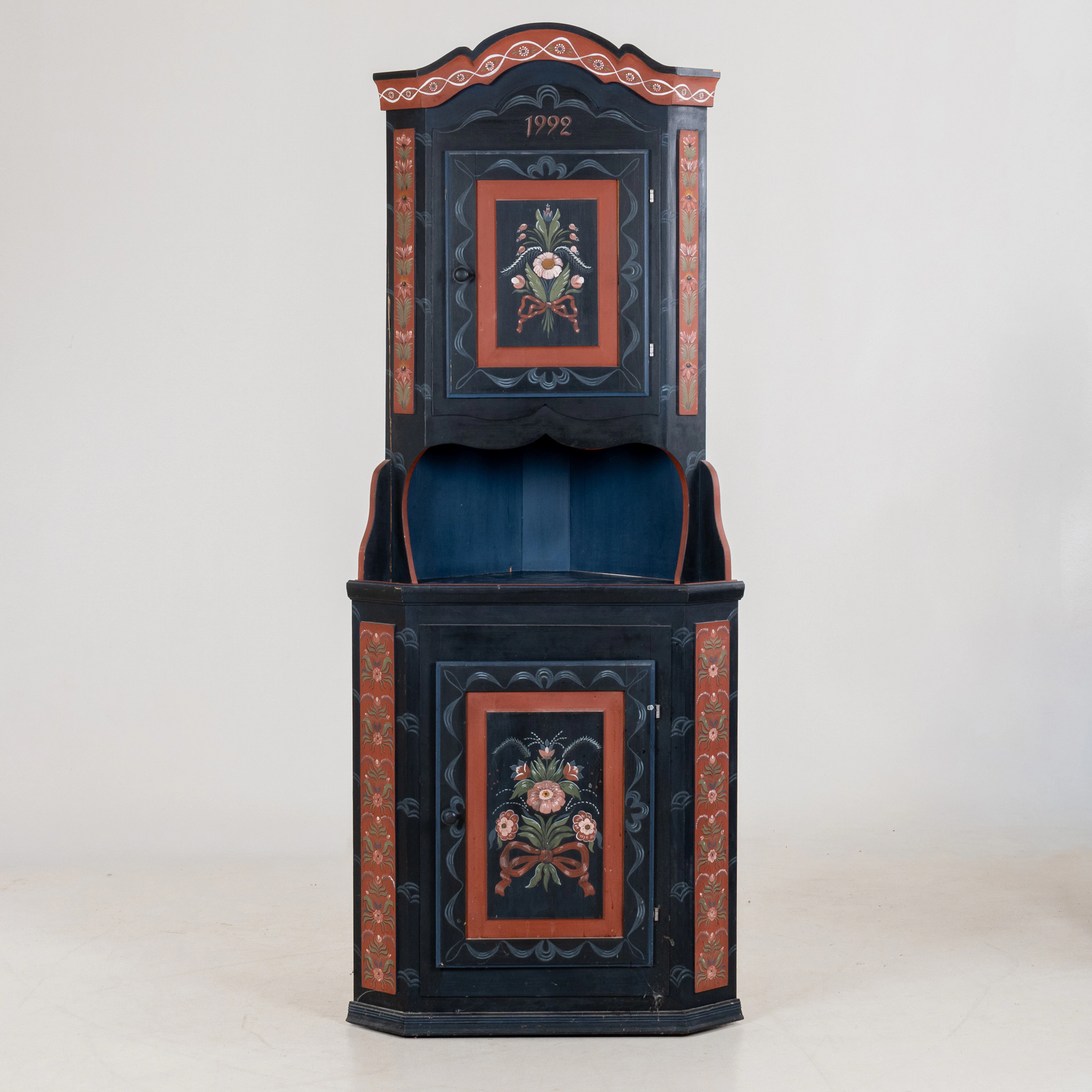 GABINETTO D'ANGOLO, ALLMOGE, Maj Söderin, Slåtta-Snickarn, Järvsö, 1992
