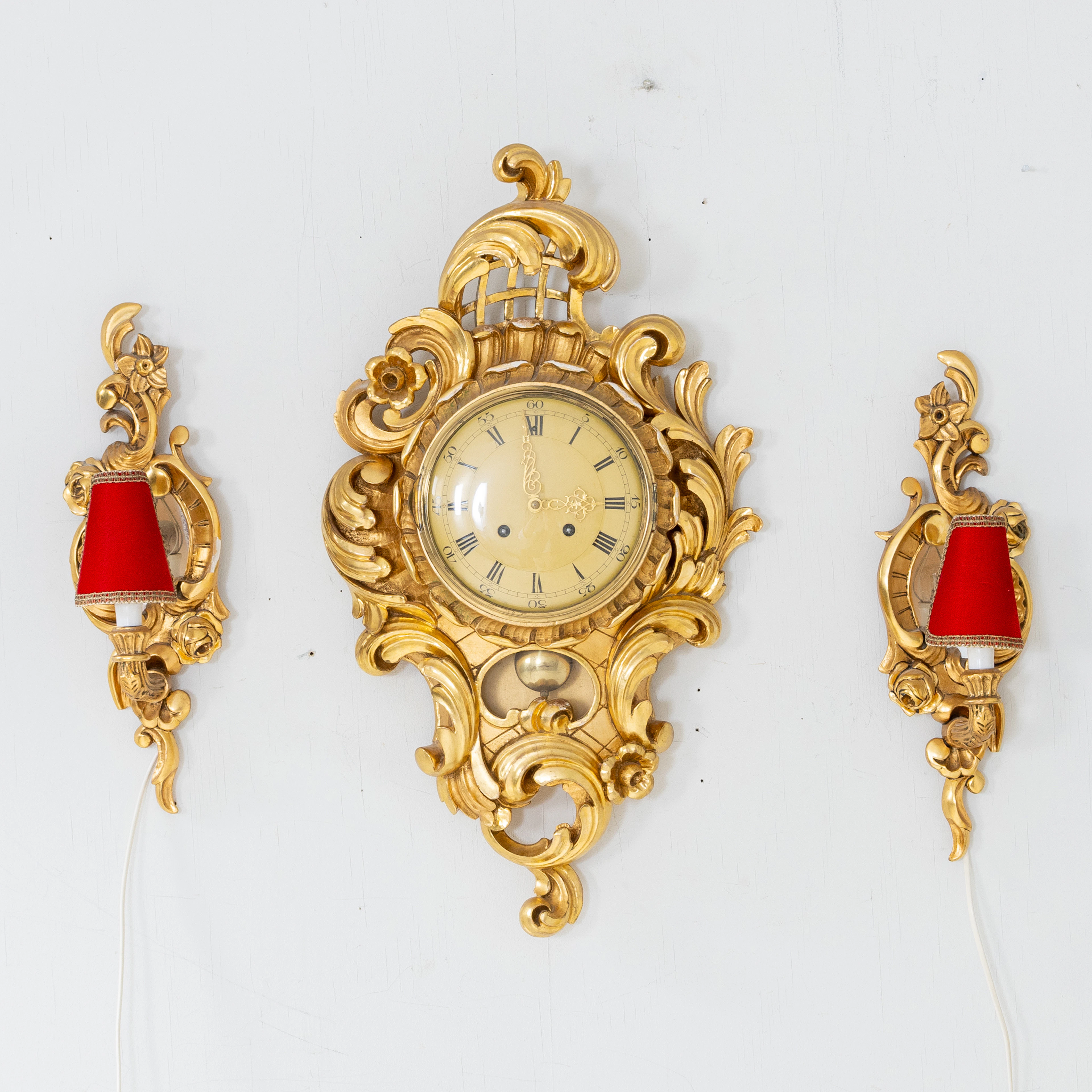CIONDOLO E APPLIQUE DA PARETE, 1 paio, legno dorato, stile rococò, anni 1900
