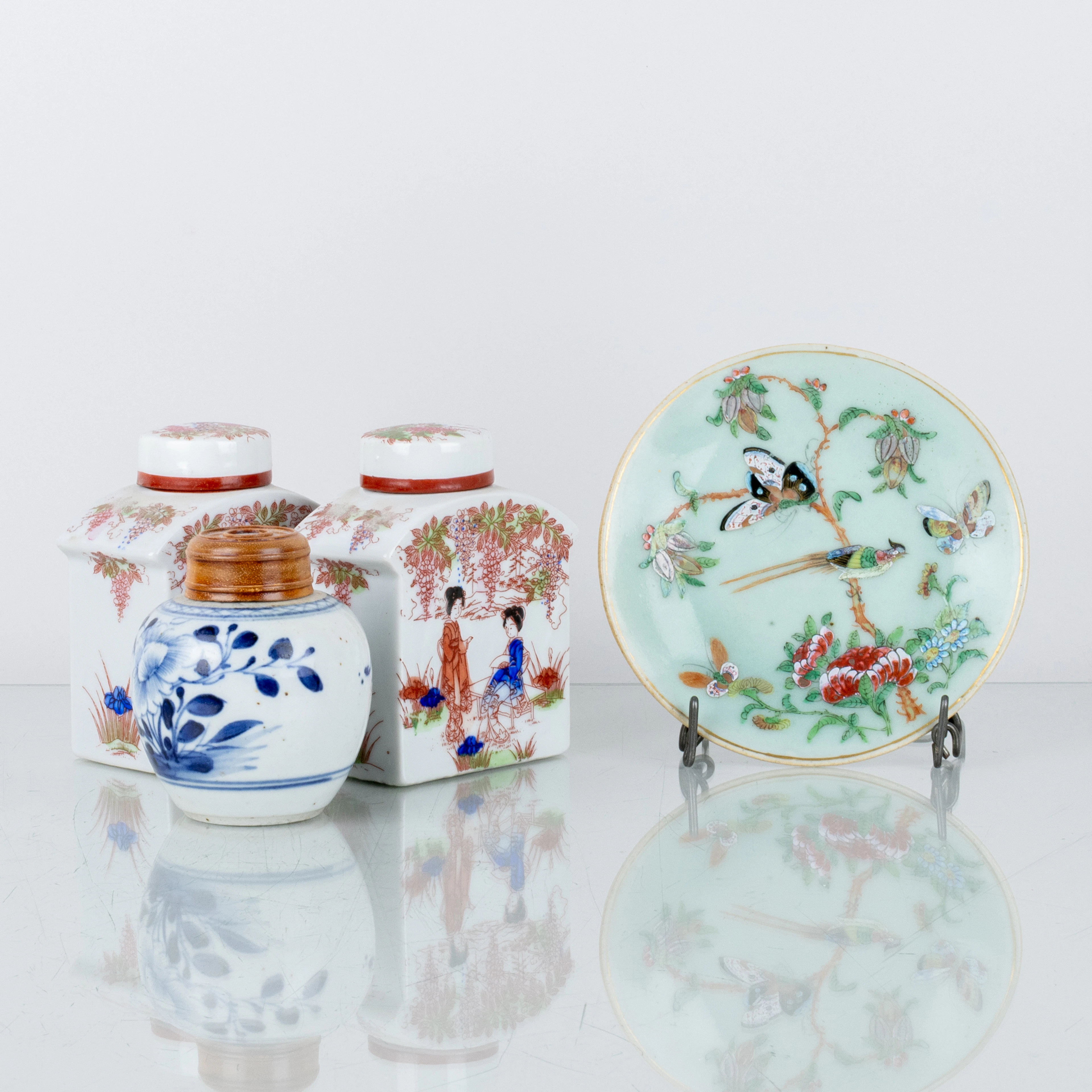 CAJAS Y PLATOS DE TÉ, porcelana, China/Japón, siglos XVIII y XIX
