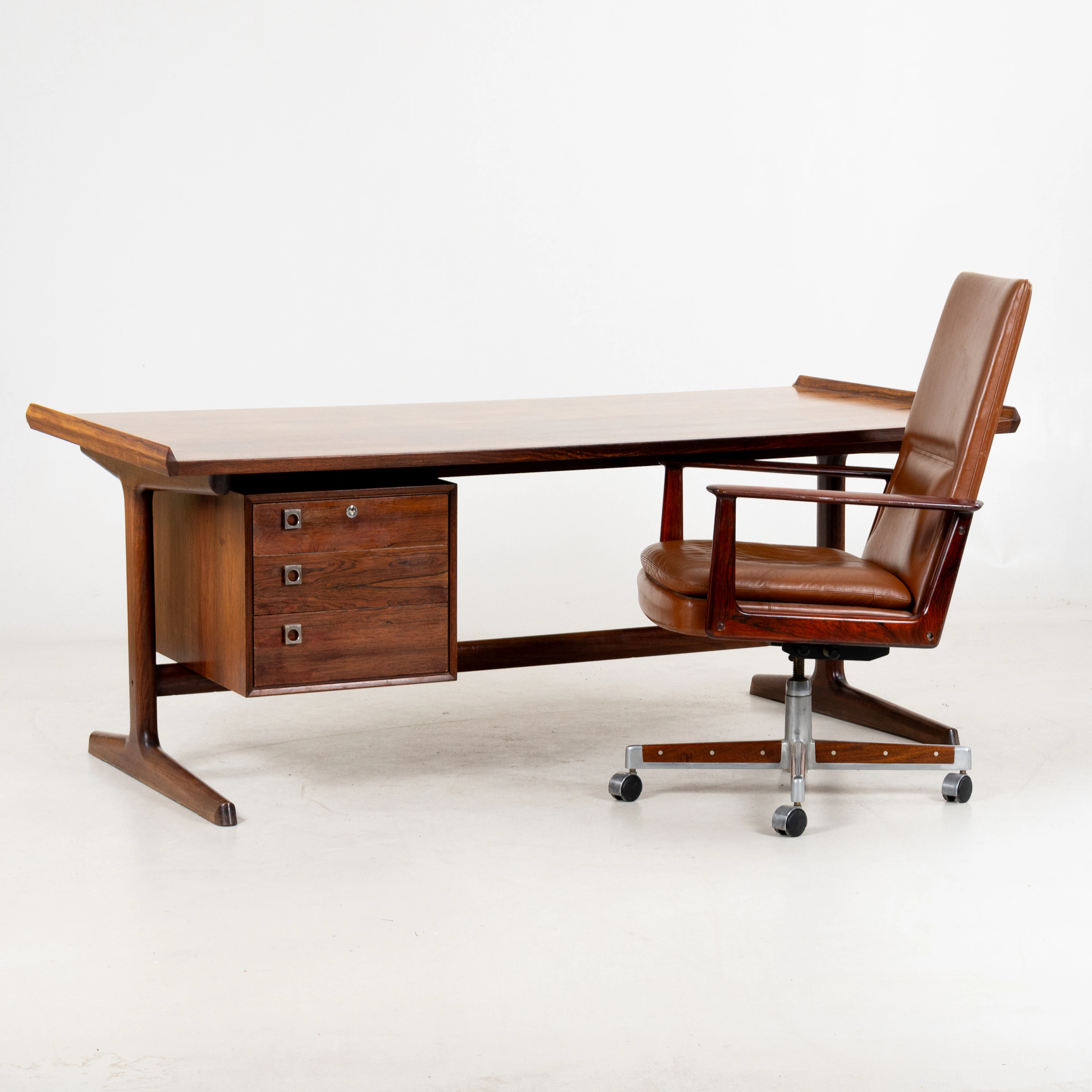 ARNE VODDER, atribuido, escritorio y silla de escritorio, revestimiento de riopalizandro