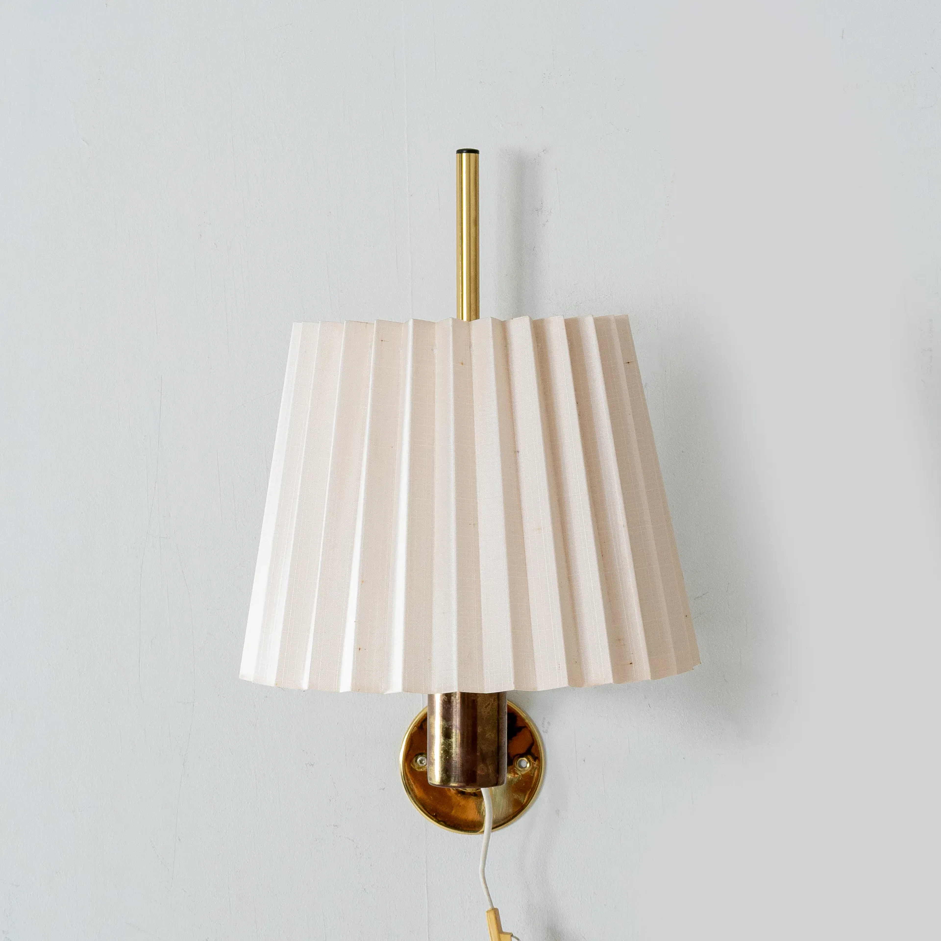 HANS-AGNE JAKOBSSON, una lampada da muro in ottone "V393", Markaryd