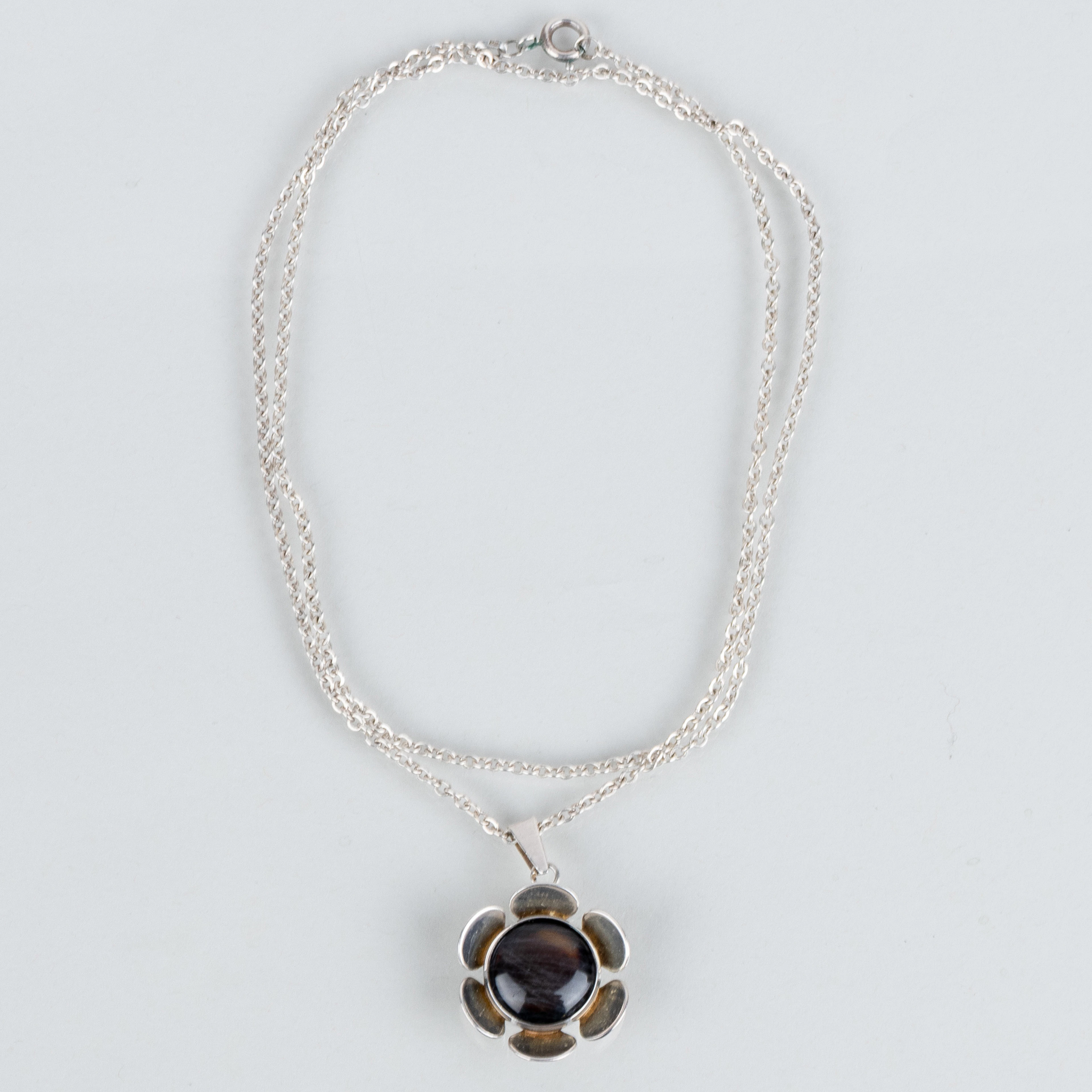 COLLAR CON COLGANTE, plata y piedra de ley, Finlandia, segunda mitad del siglo XX
