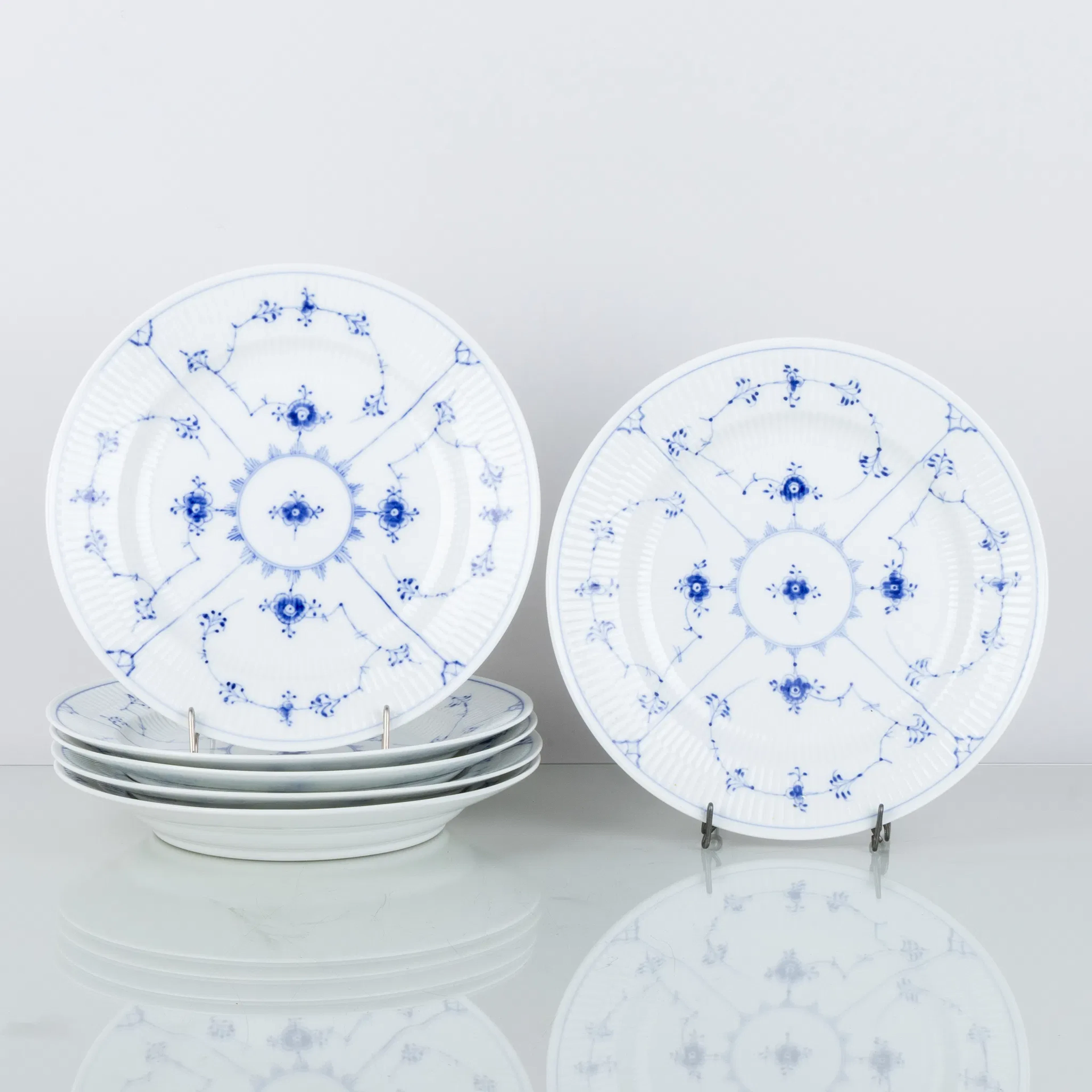 ROYAL COPENHAGEN, 6 piatti in porcellana, "Blue Fluted Fish", n. 1/175